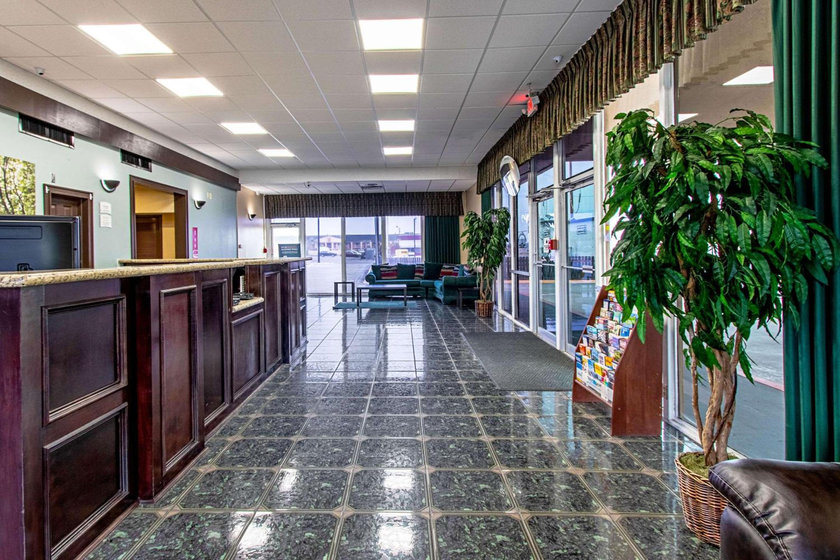 Kingsville Vacations - Econo Lodge Kingsville - Property Image 2