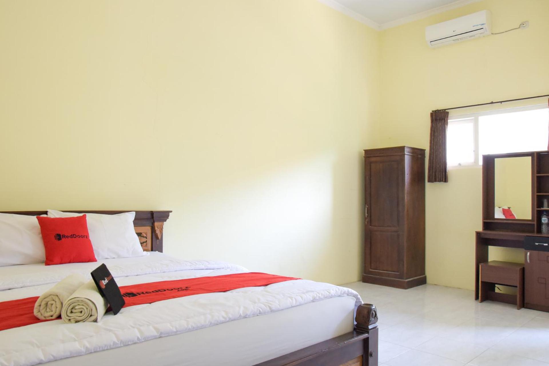 RedDoorz Syariah near Balai Kota Probolinggo 2, Probolinggo - 12