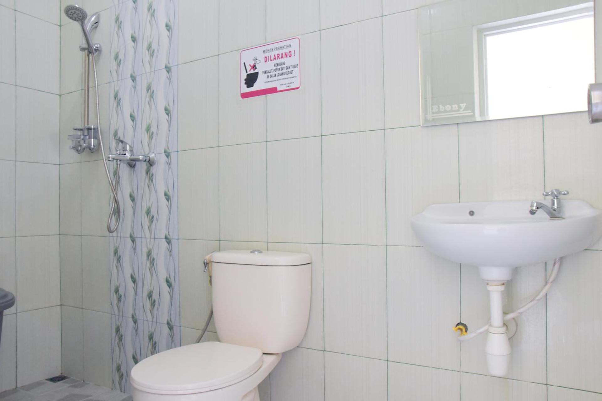 RedDoorz Syariah near Balai Kota Probolinggo 2