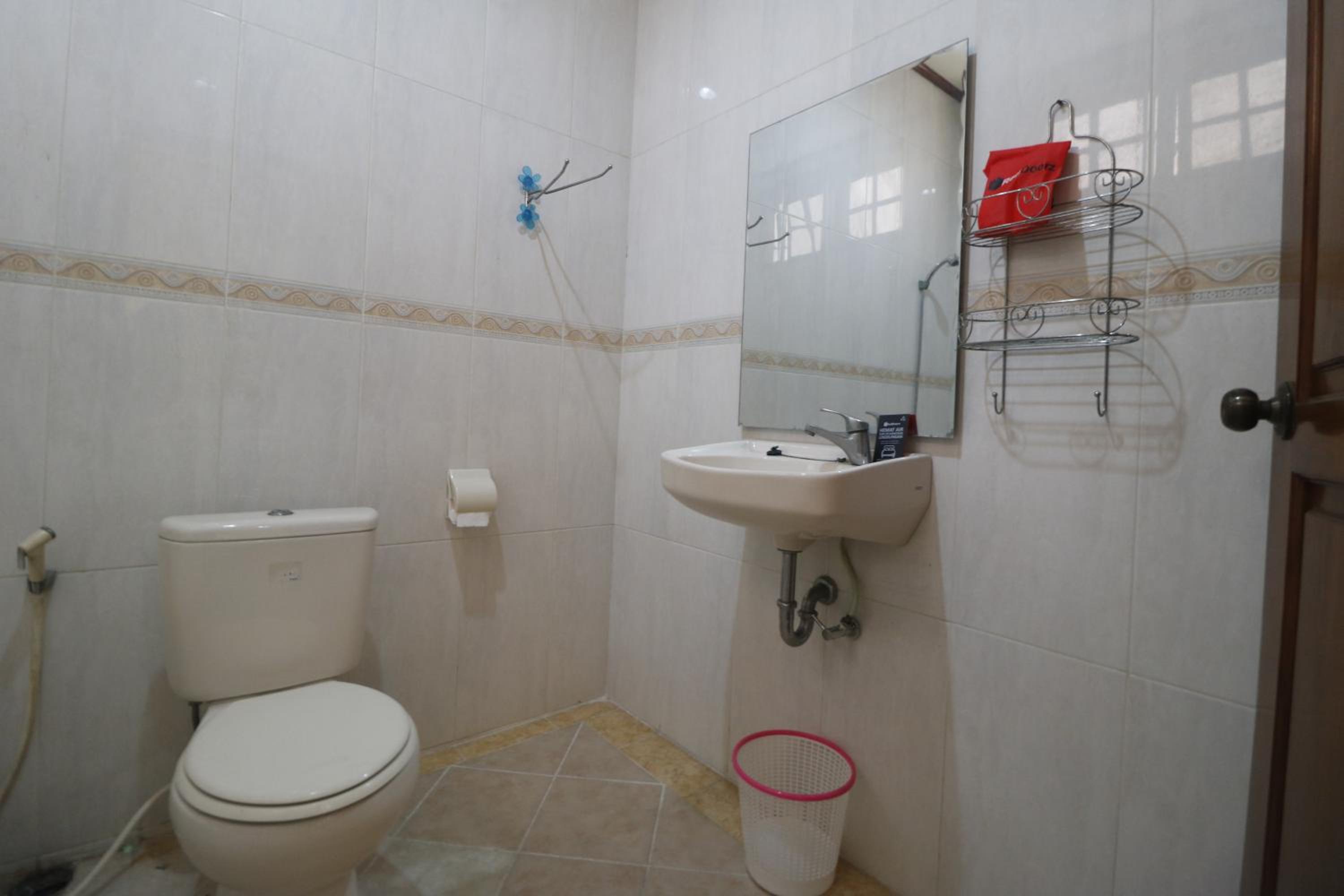 RedDoorz Syariah near Gelora Delta Sidoarjo, Sidoarjo - 16