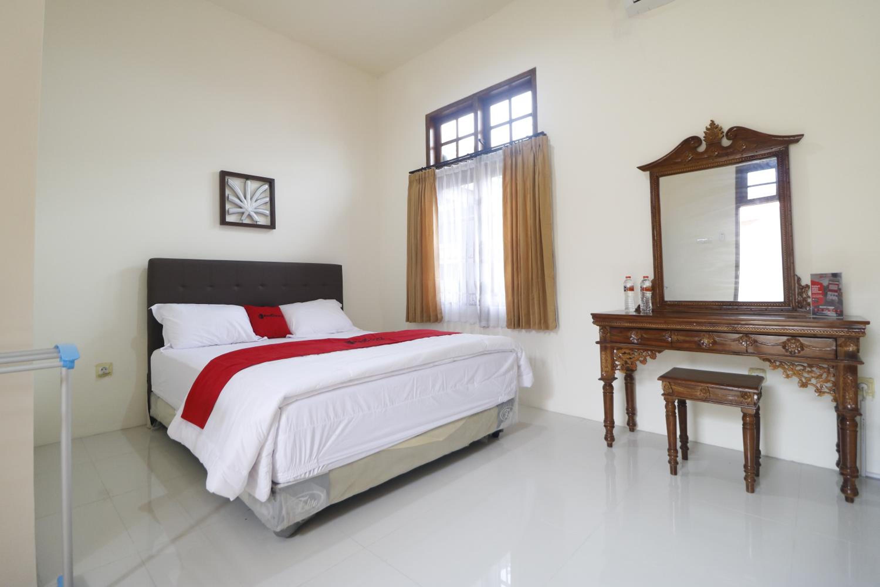 RedDoorz Syariah near Gelora Delta Sidoarjo, Sidoarjo - 12
