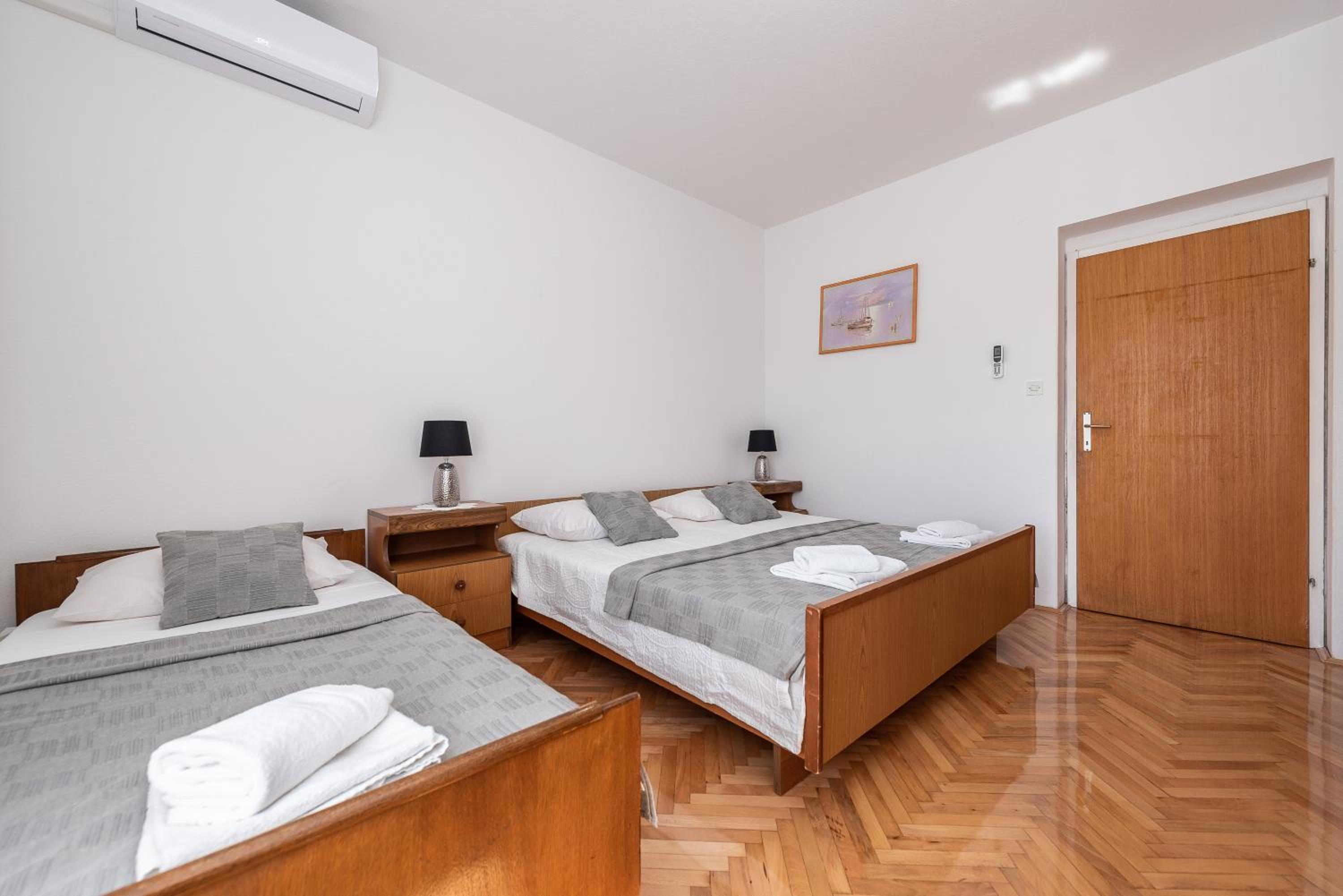 Centrally located apartment for 16 view 3