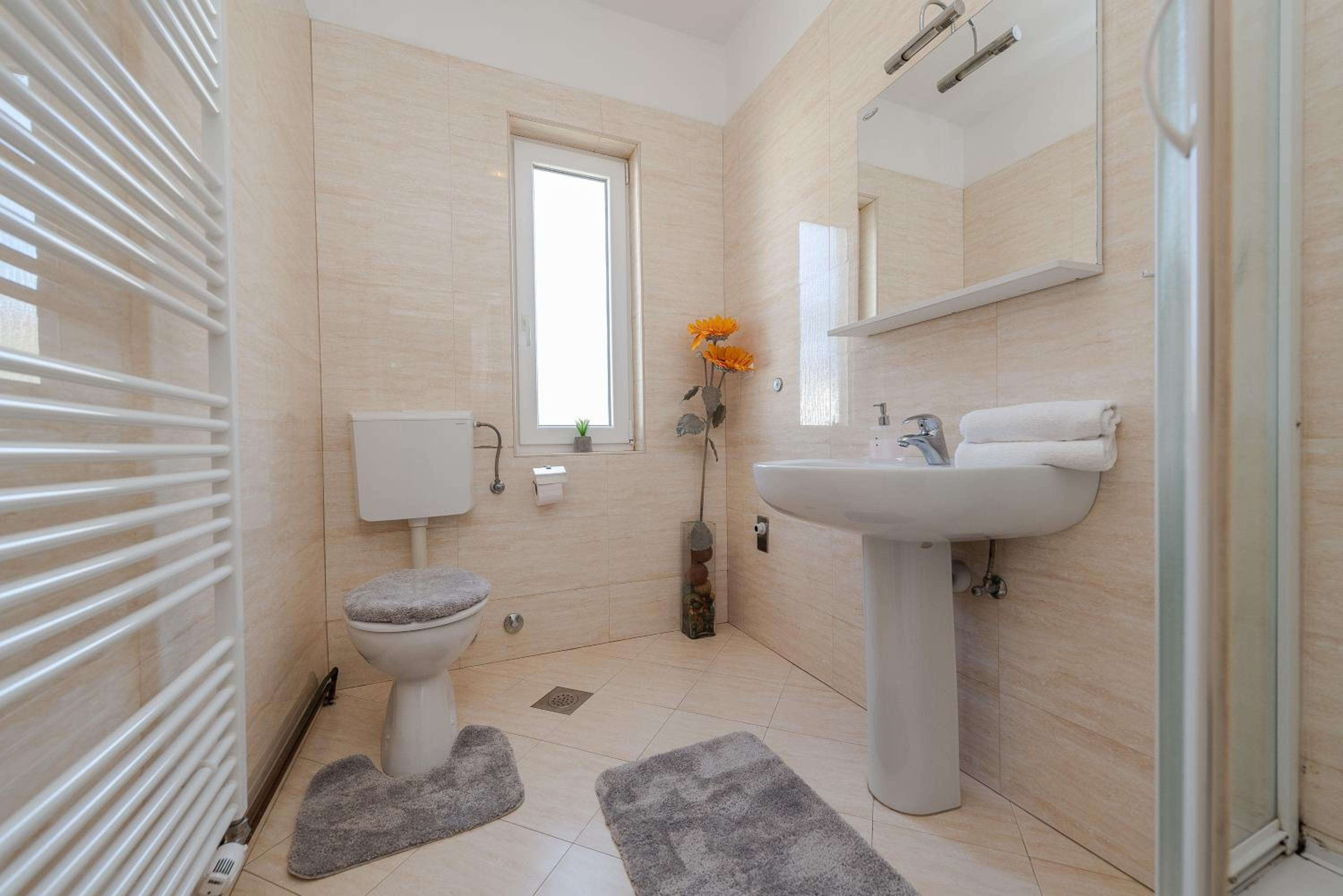 Centrally located apartment for 16 view 4