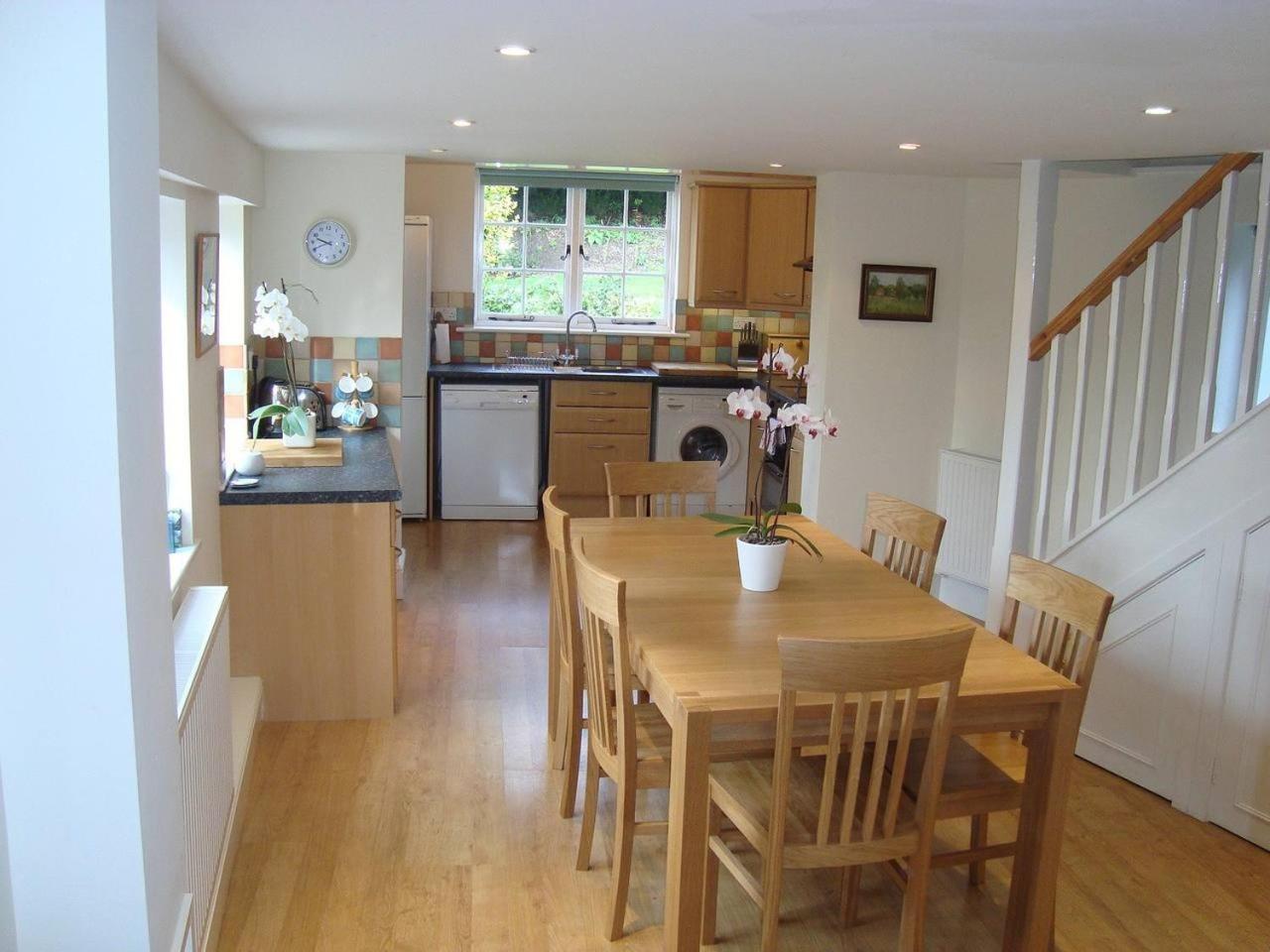 Stunning 3 bedroom 3 bath self catering cottage nr Stonehenge, Salisbury, Longleat, Avebury and Bath, Short walk to lovely village pub view 2
