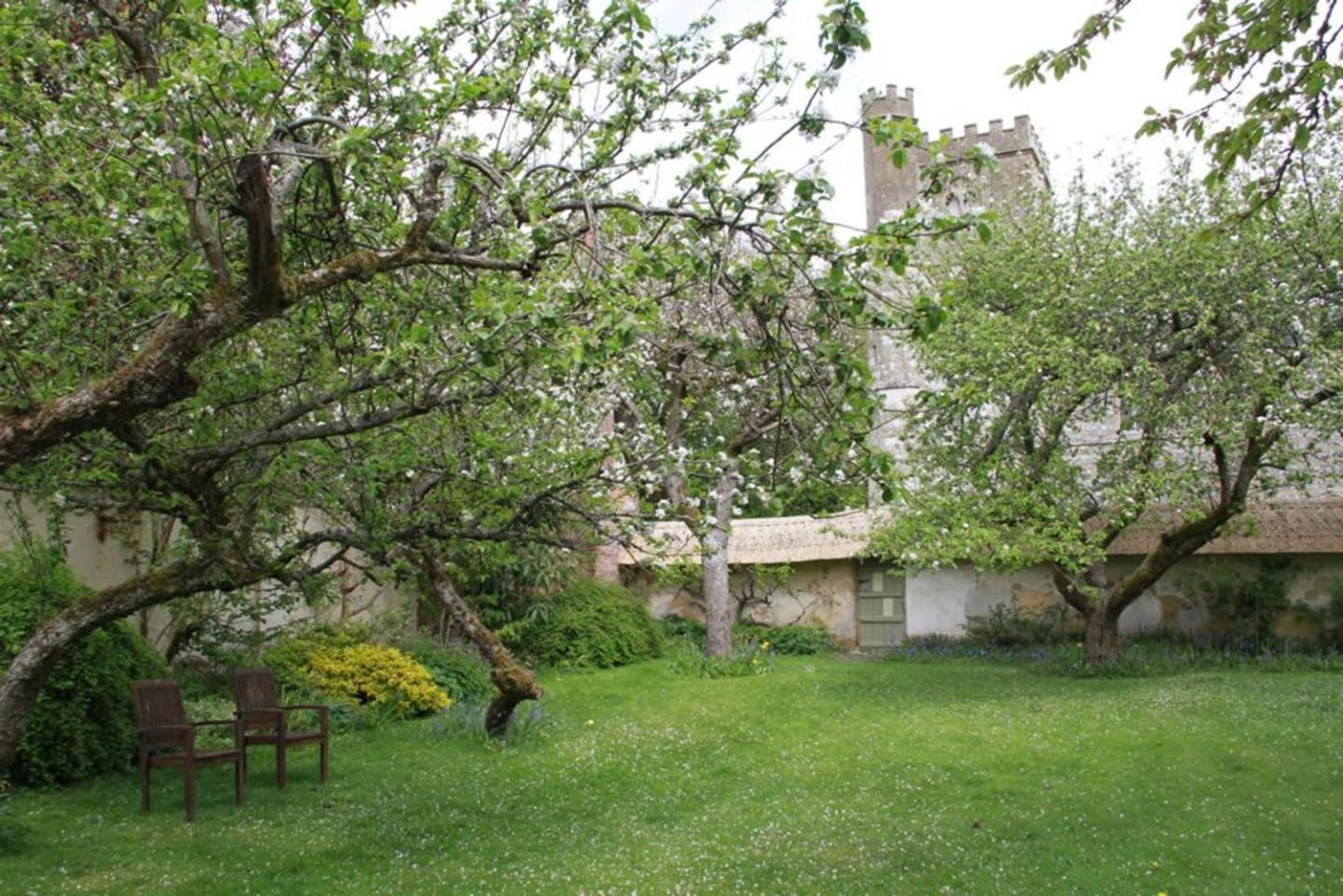 Stunning 3 bedroom 3 bath self catering cottage nr Stonehenge, Salisbury, Longleat, Avebury and Bath, Short walk to lovely village pub view 3