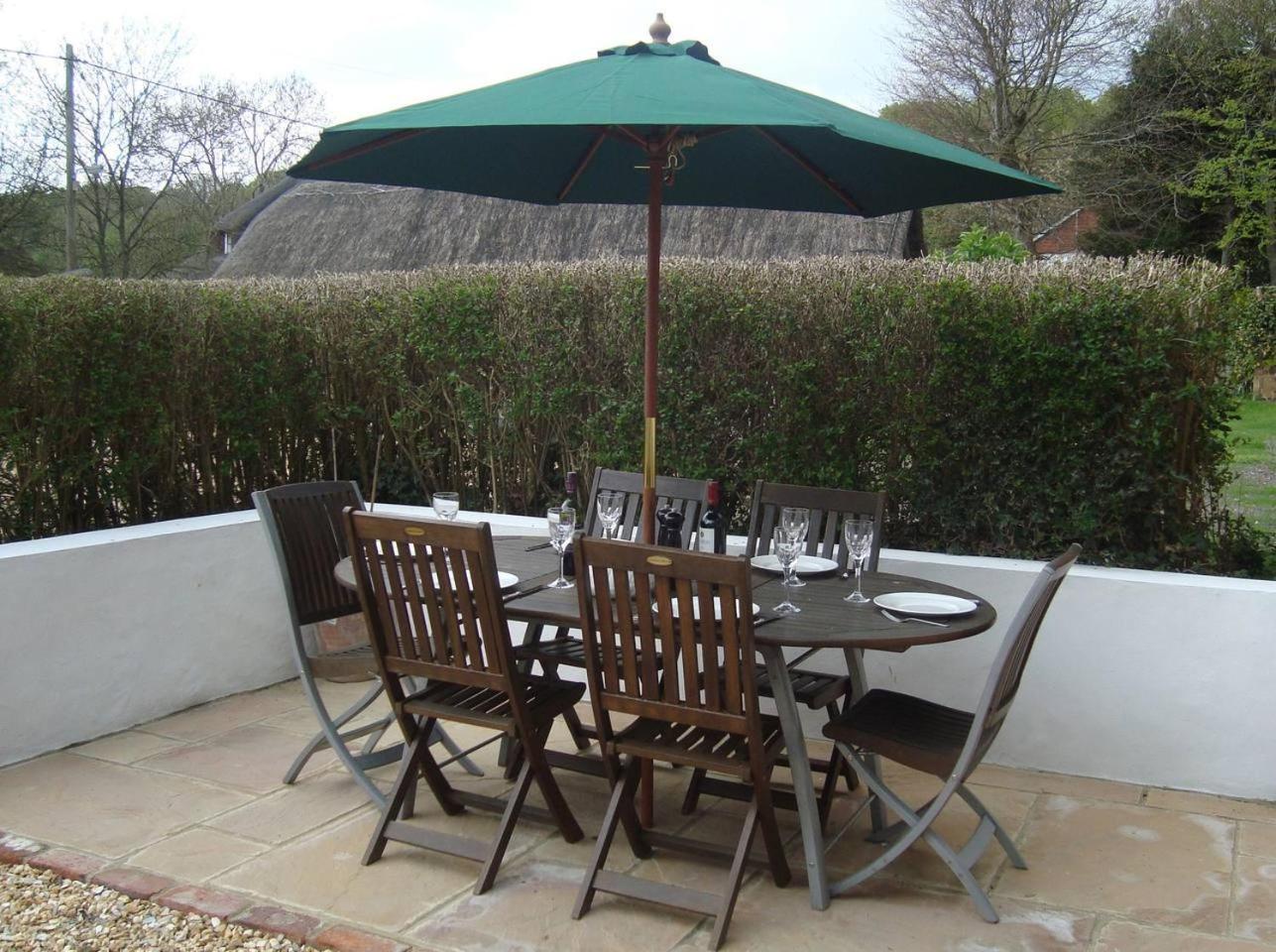 Stunning 3 bedroom 3 bath self catering cottage nr Stonehenge, Salisbury, Longleat, Avebury and Bath, Short walk to lovely village pub view 5