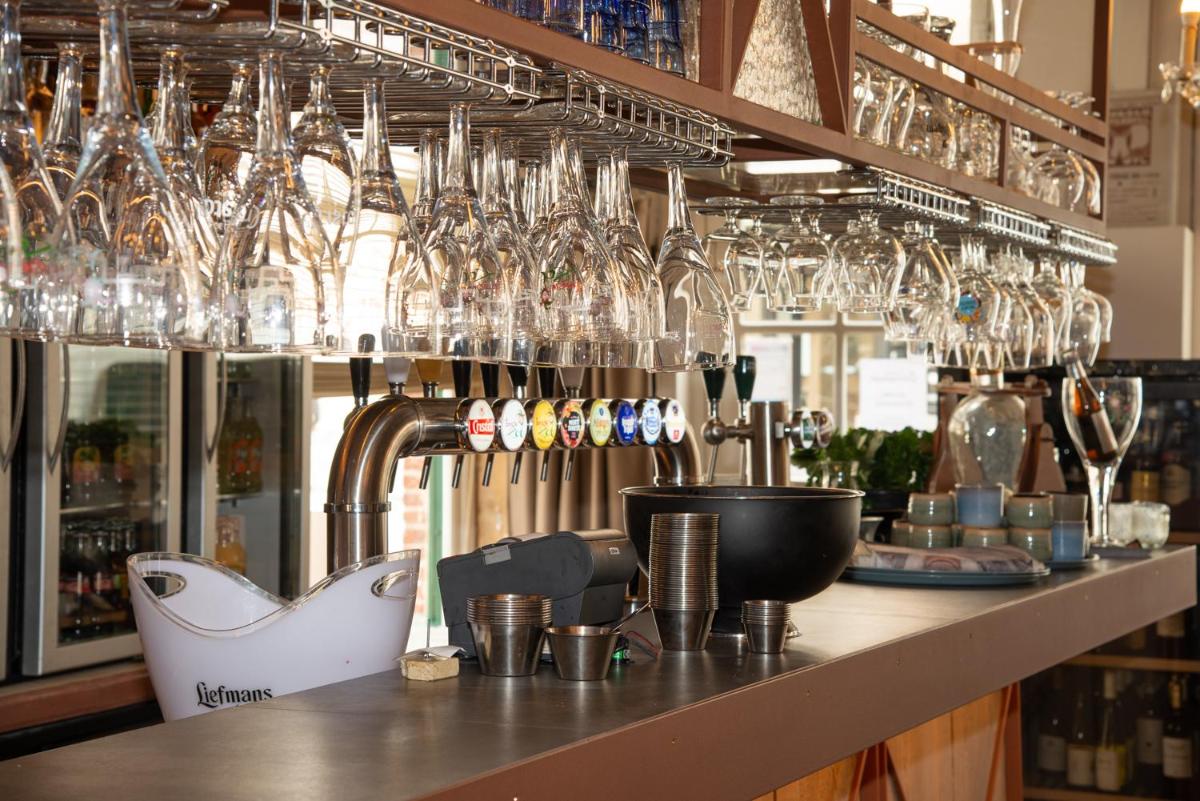 bar