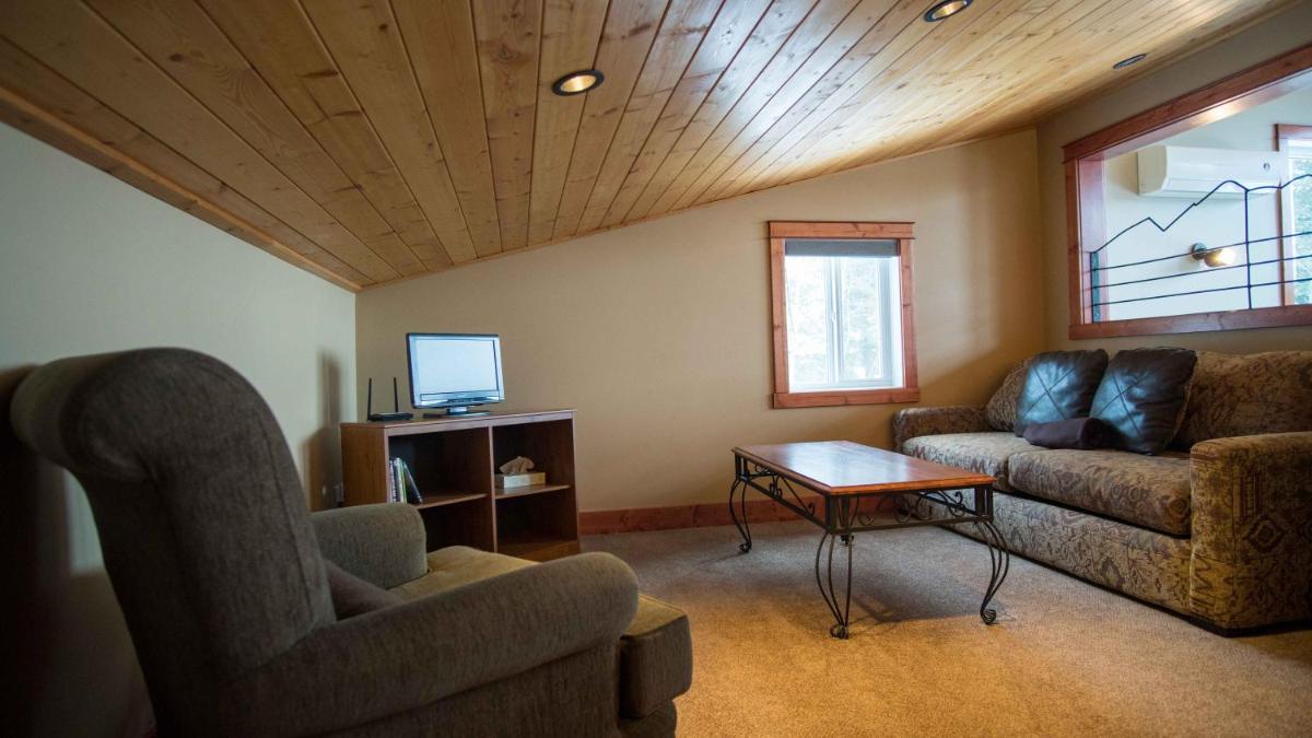 Golden Vacations - Cedar House Restaurant  Chalets - Property Image 48