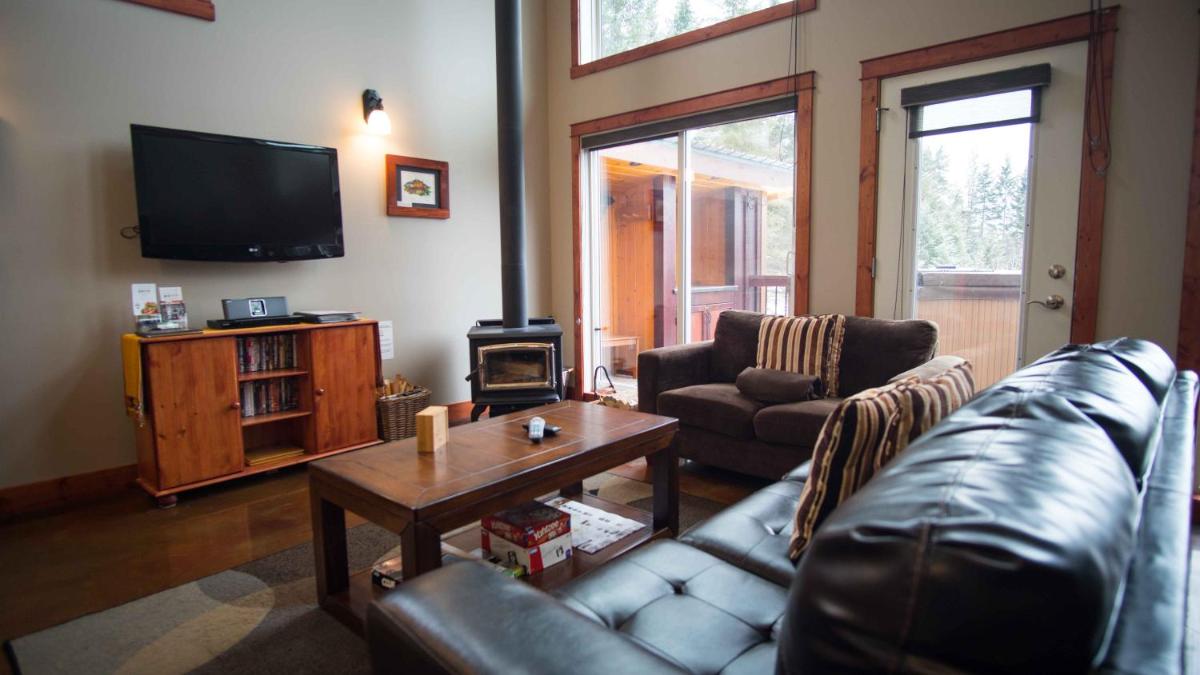 Golden Vacations - Cedar House Restaurant  Chalets - Property Image 45