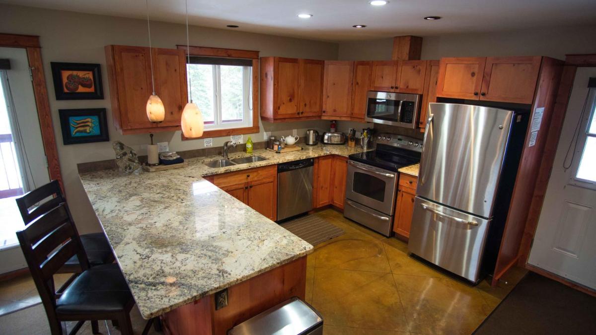 Golden Vacations - Cedar House Restaurant  Chalets - Property Image 44