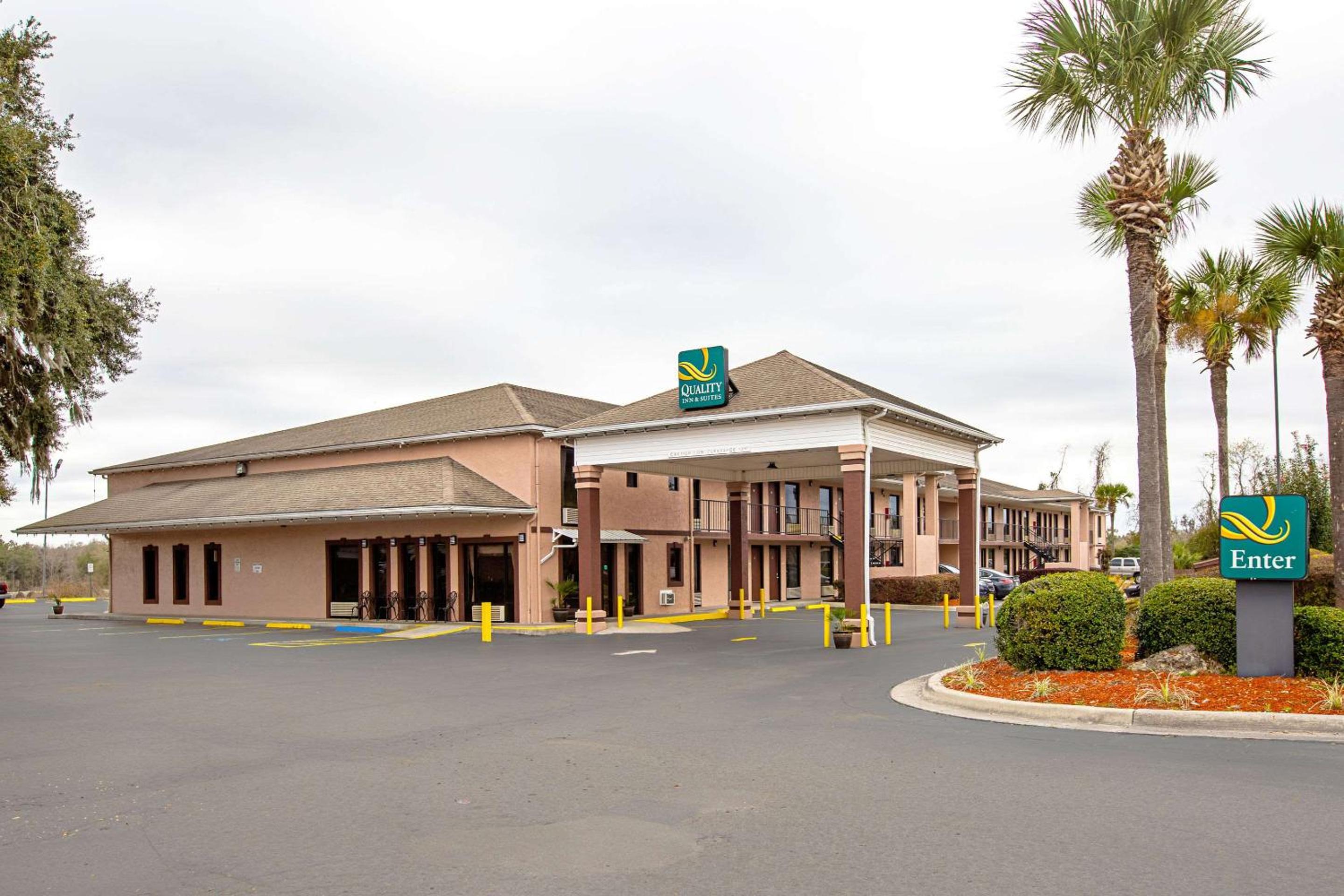 Lake City Vacations - Quality Inn  Suites Live Oak I-10 Exit 283 - Property Image 1