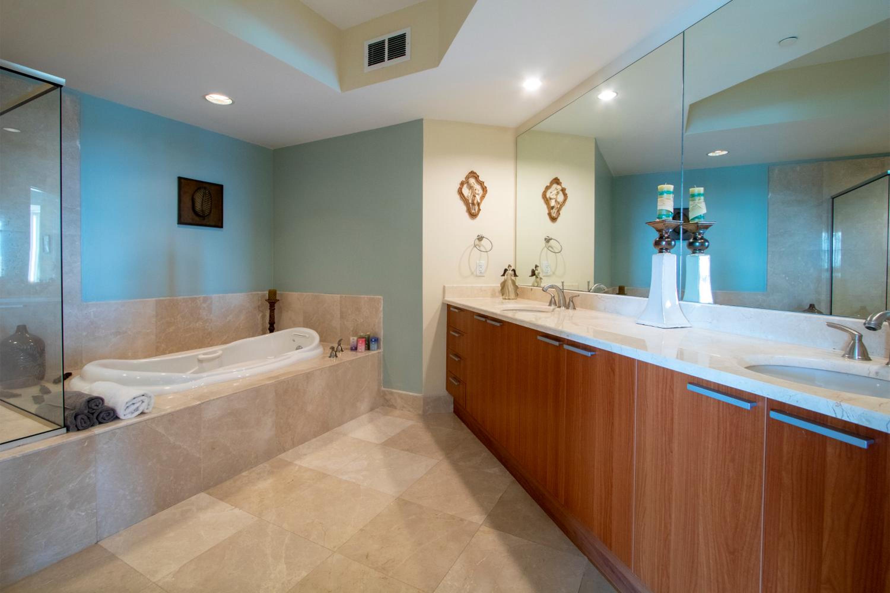 Riverfront Luxury Stunning Views & Top Amenities view 4