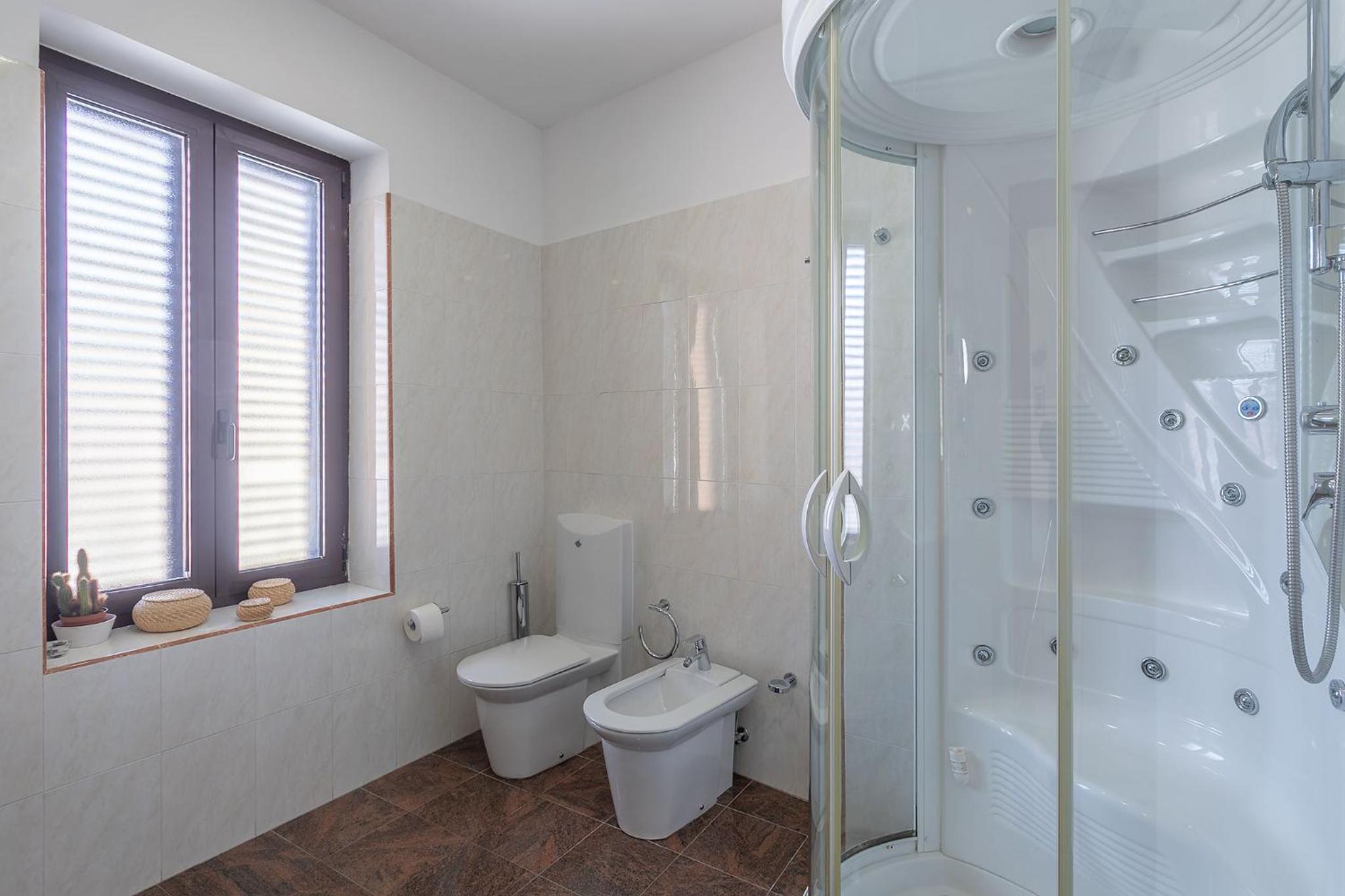 Pula Citybreak en Pula — bathroom