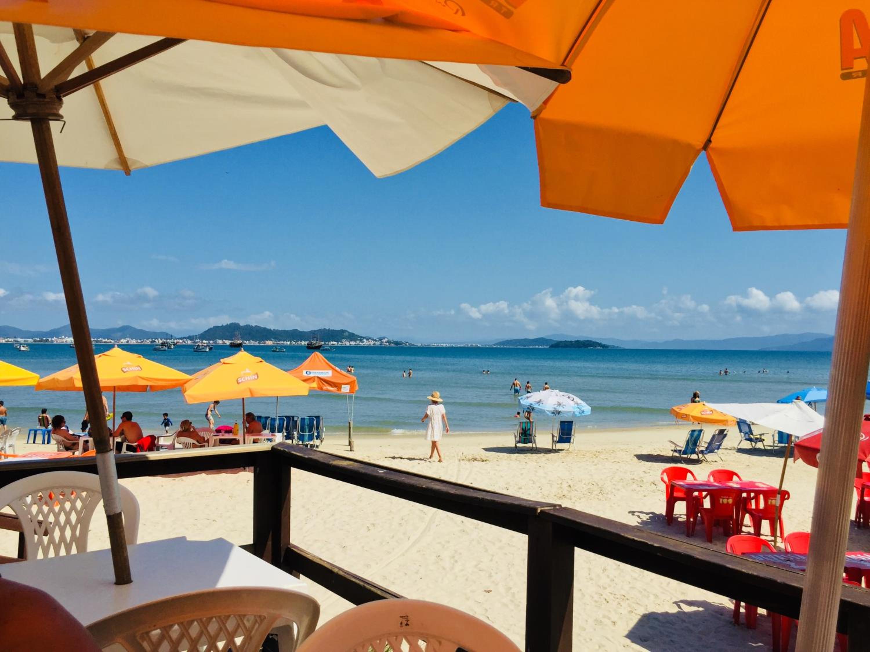 Apto 2 Quartos com Ar a 200m da Praia