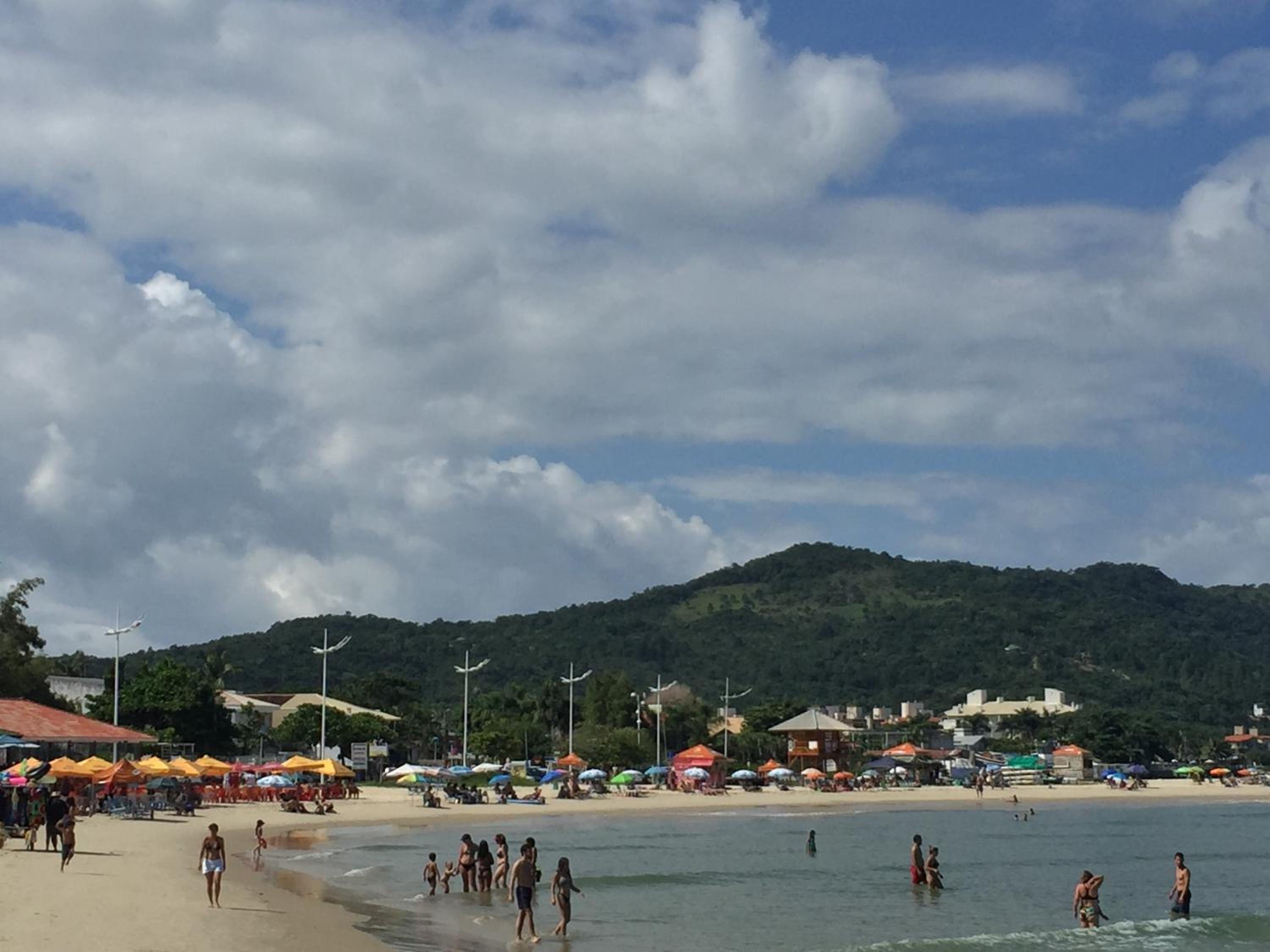 Apto 2 Quartos com Ar a 200m da Praia