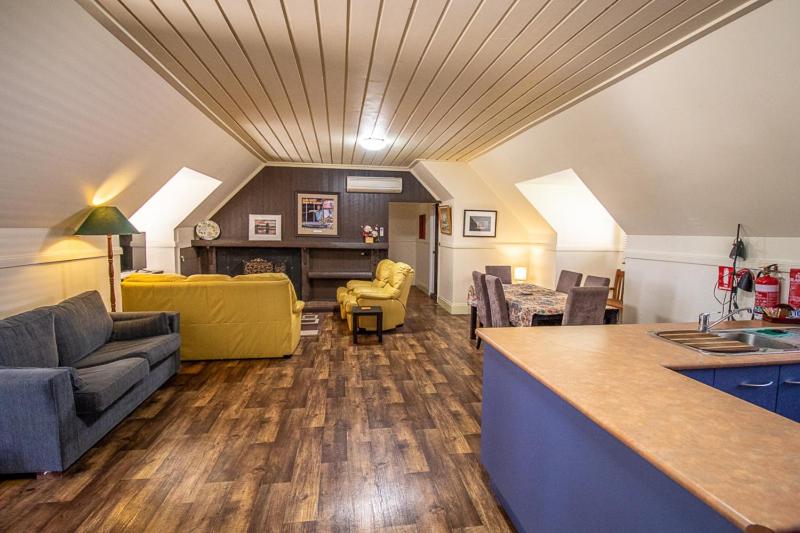 Gold Mine Guest House and Cafe