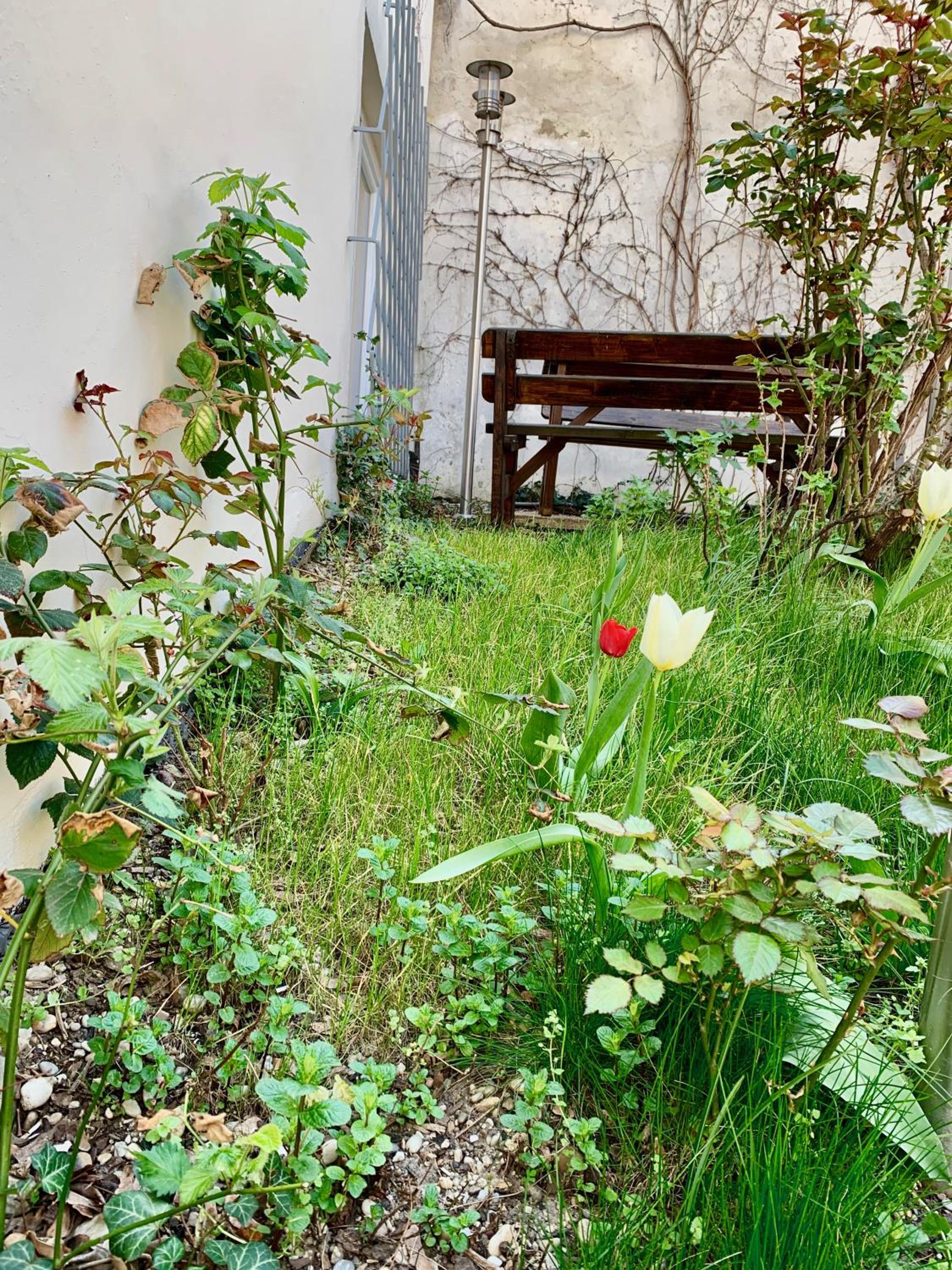 House With Courtyard & Parking Close To Stadtpark