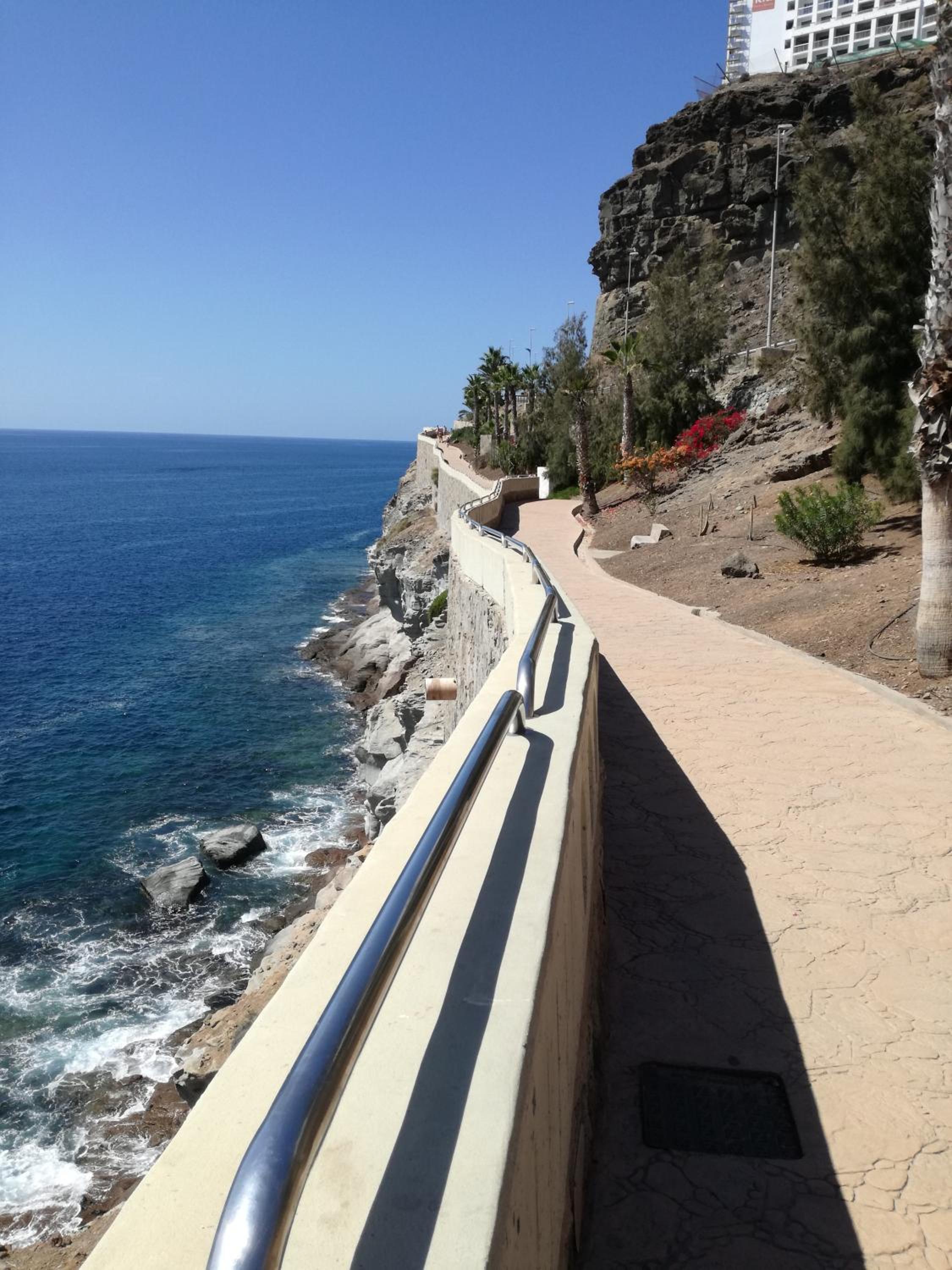 Luxury 2 bedroom APT 2 min from beach view 3