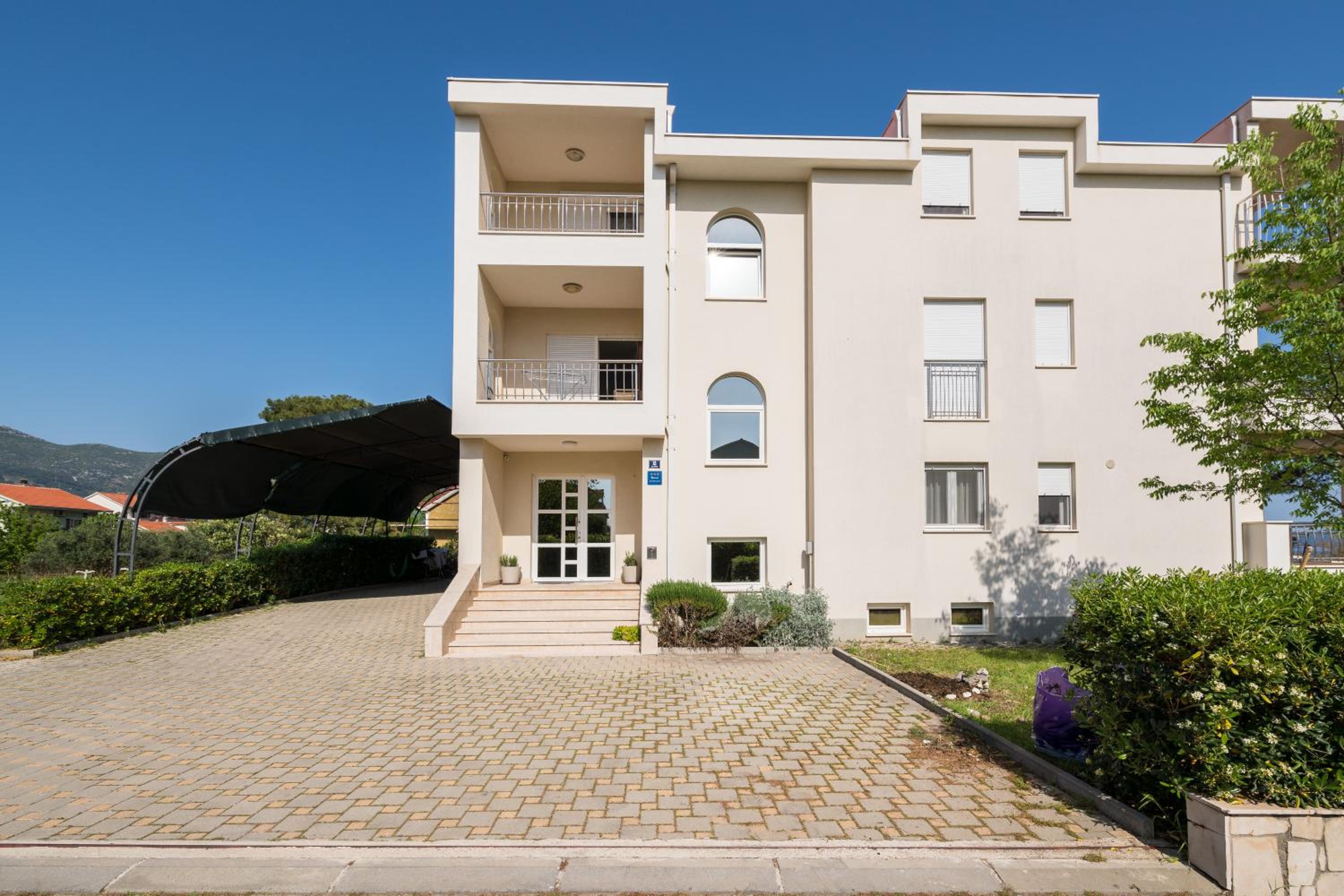 Beachfront Apartments Gabine
