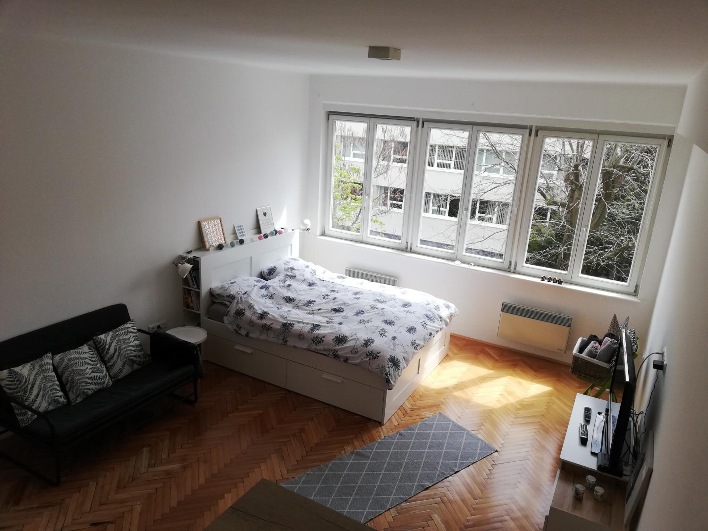 Bright & Stylish Studio Home, superbly located