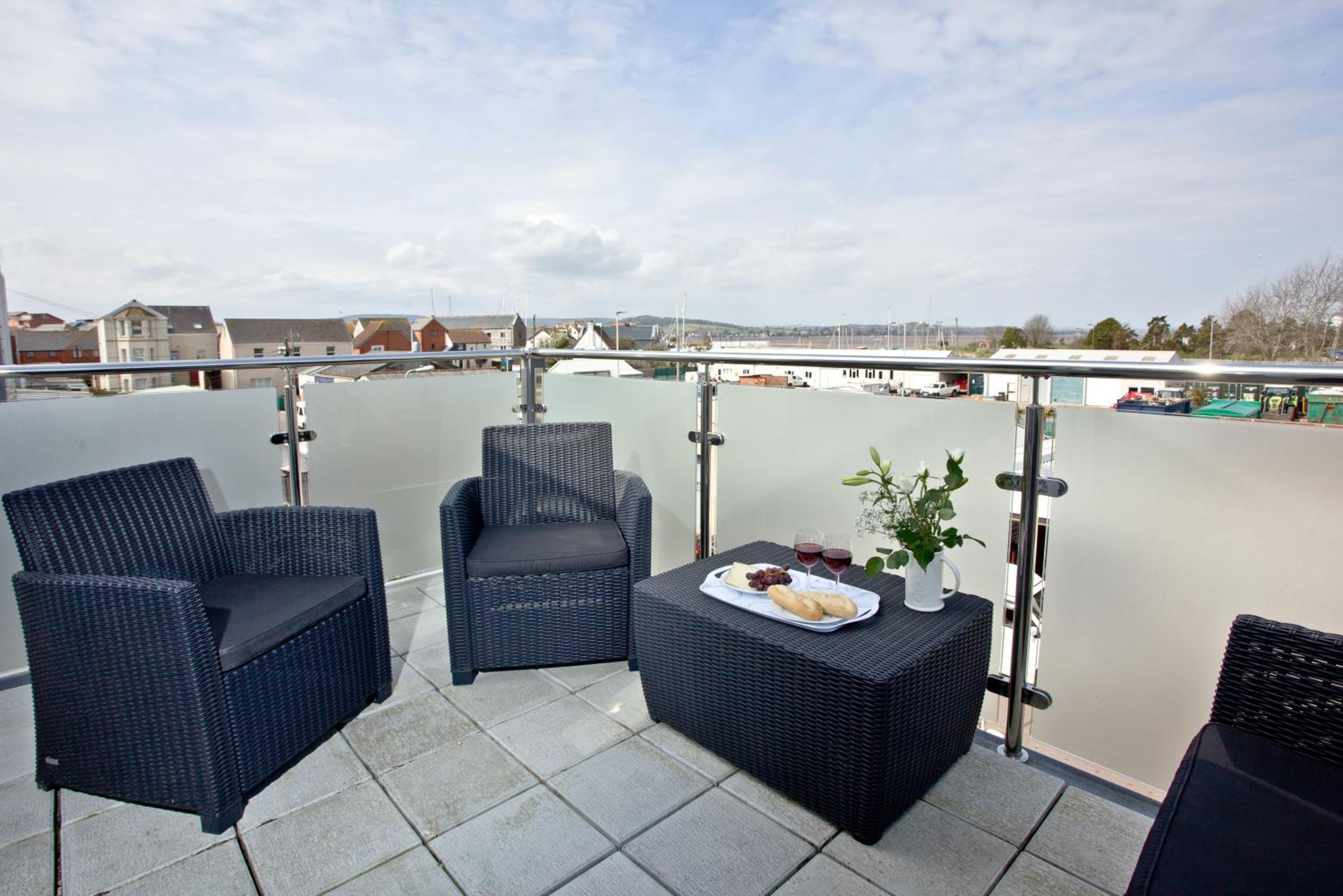 Sunnymead Penthouse - Close to beach, Pets welcome, Balcony view 3