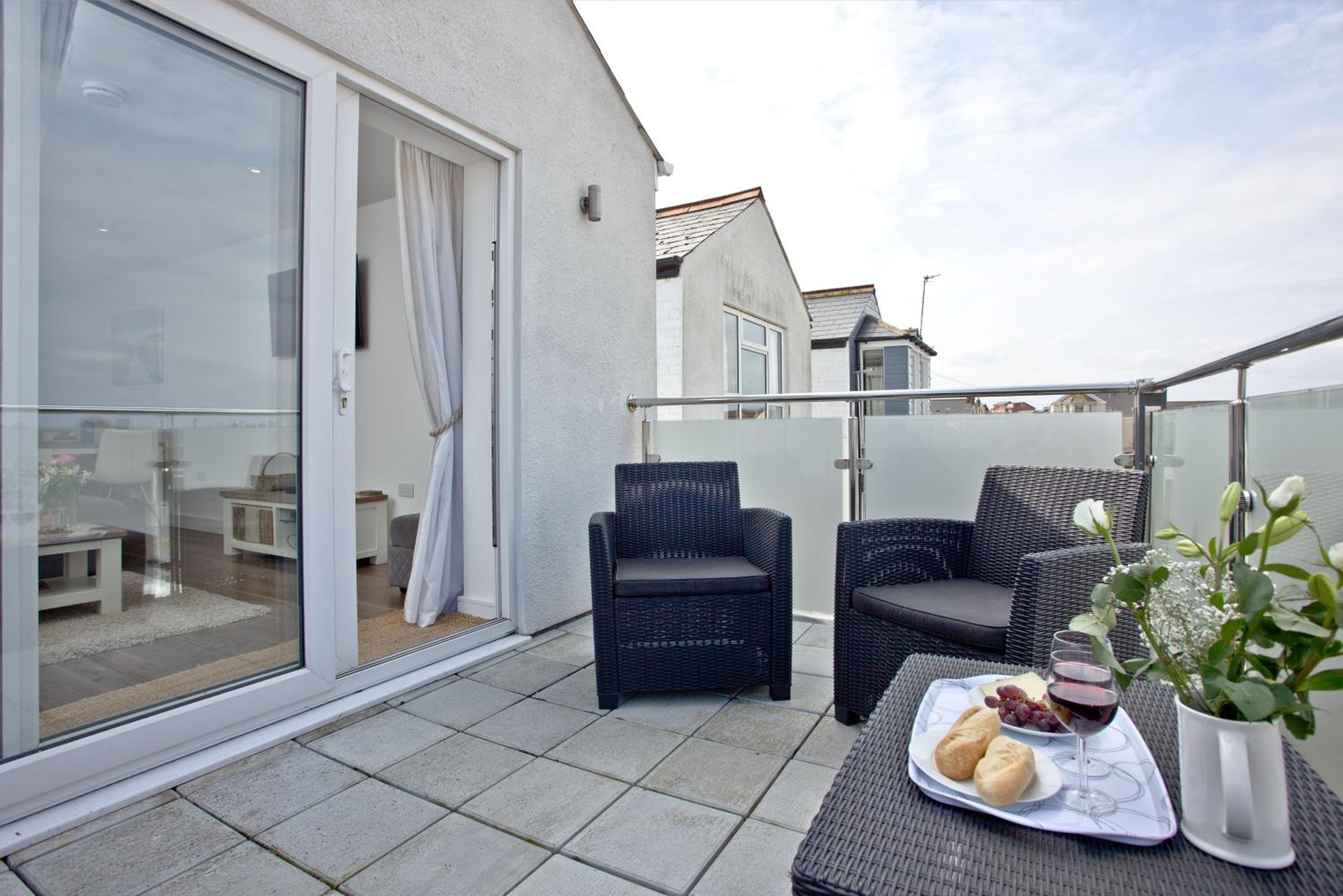 Sunnymead Penthouse - Close to beach, Pets welcome, Balcony view 4