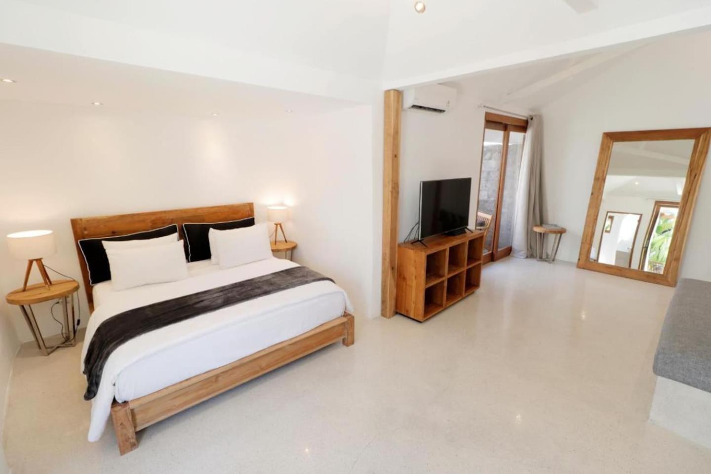 Amazing 3 Bedrooms Villa Canggu-1