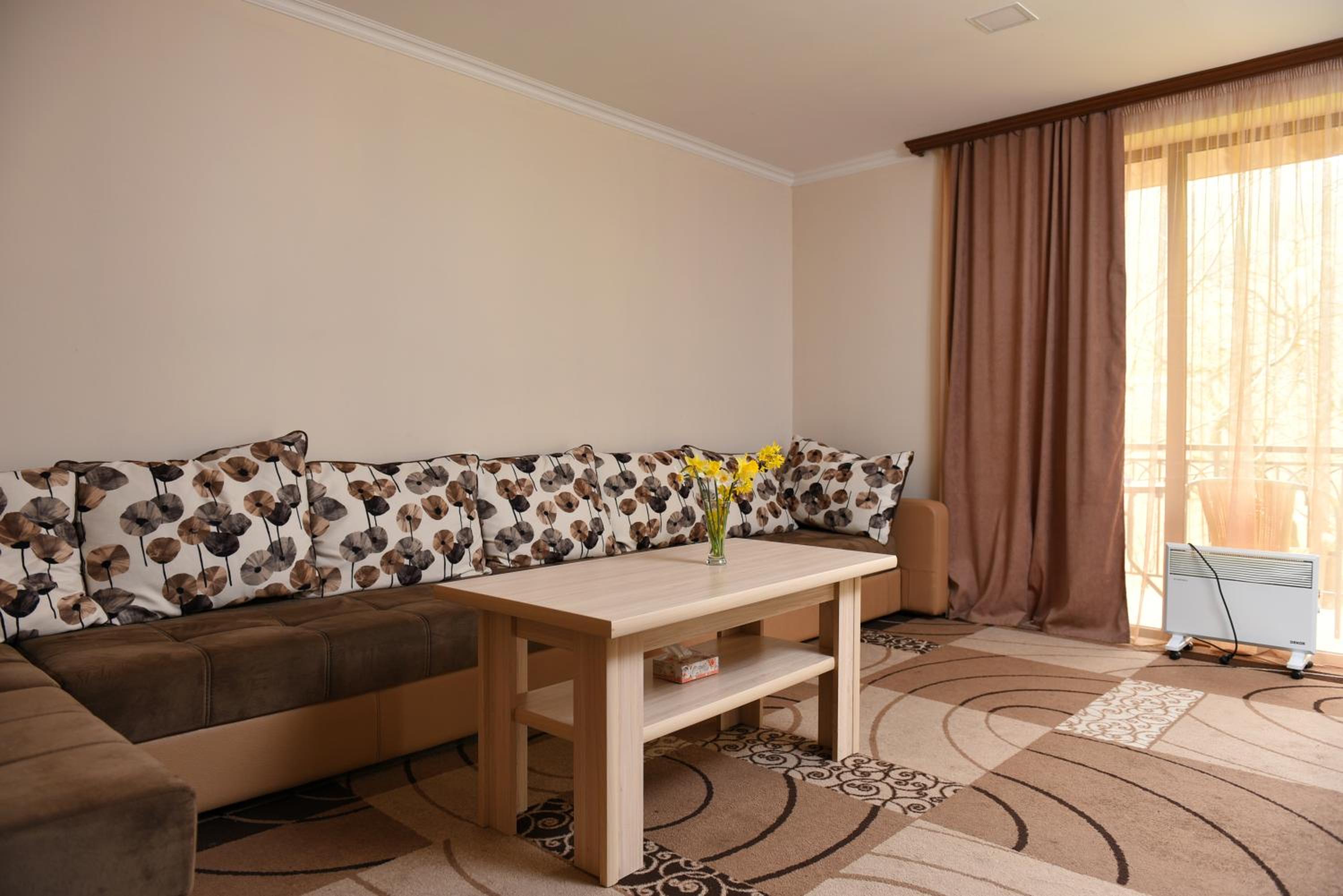 GreenWood Hotel