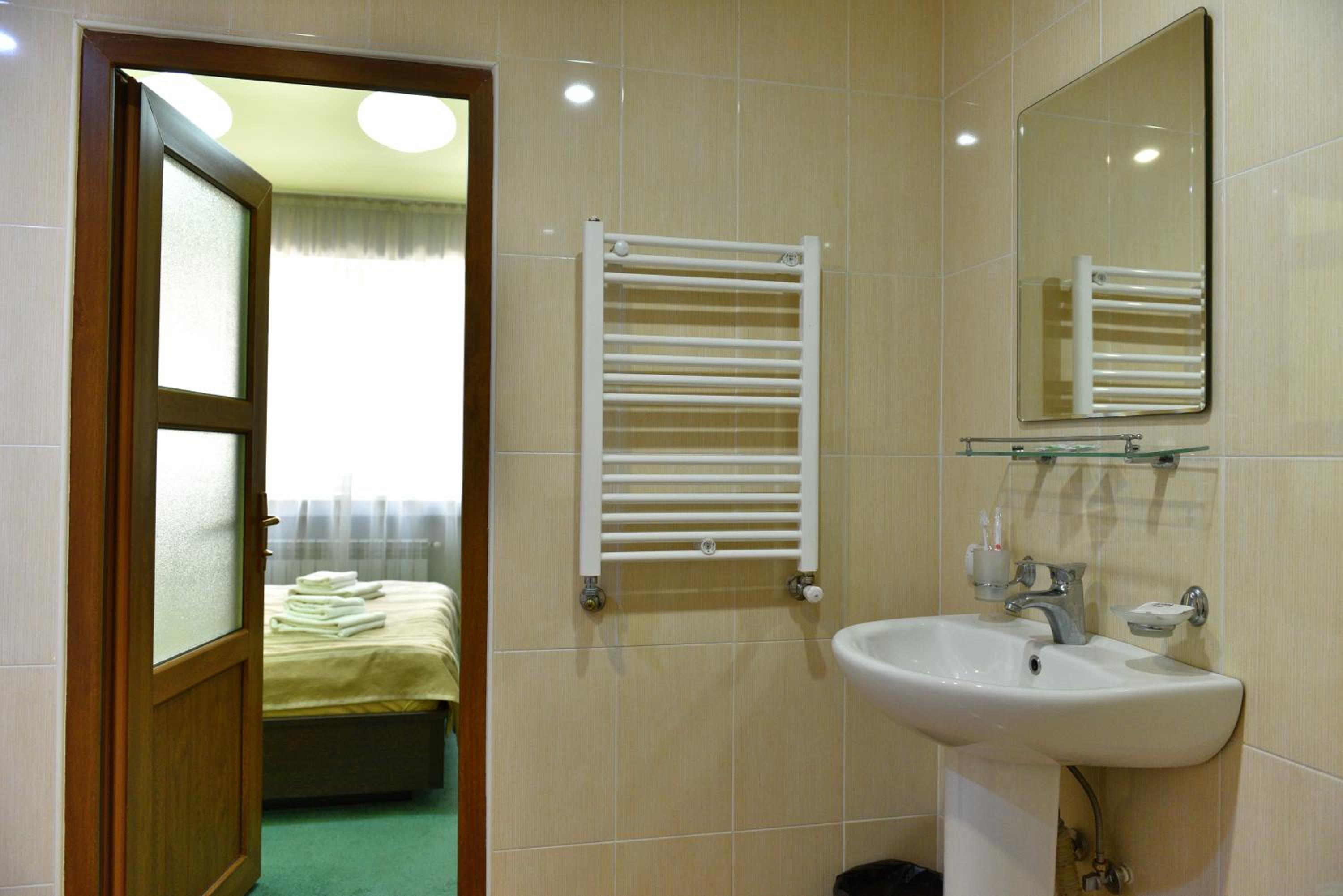GreenWood Hotel