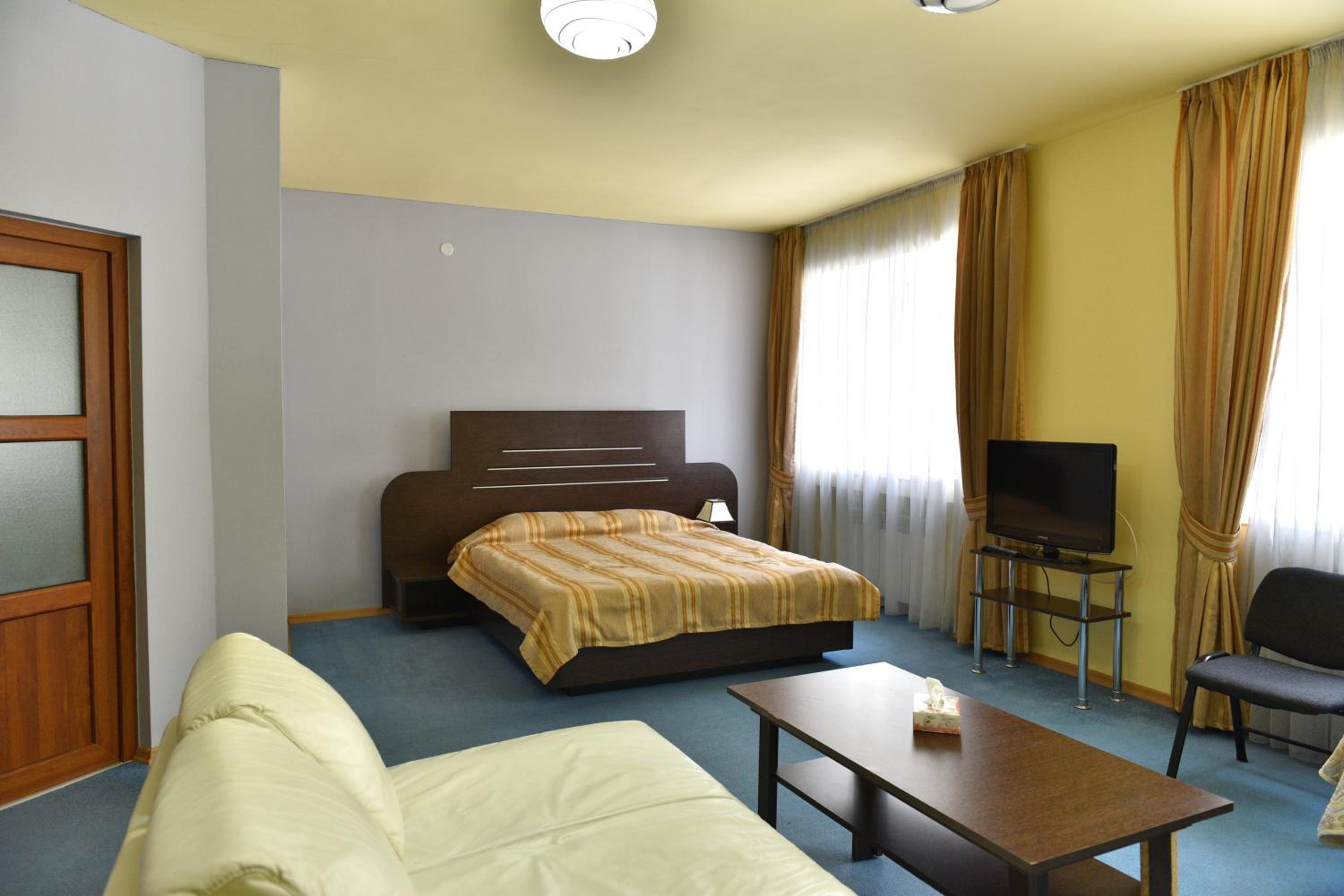 GreenWood Hotel