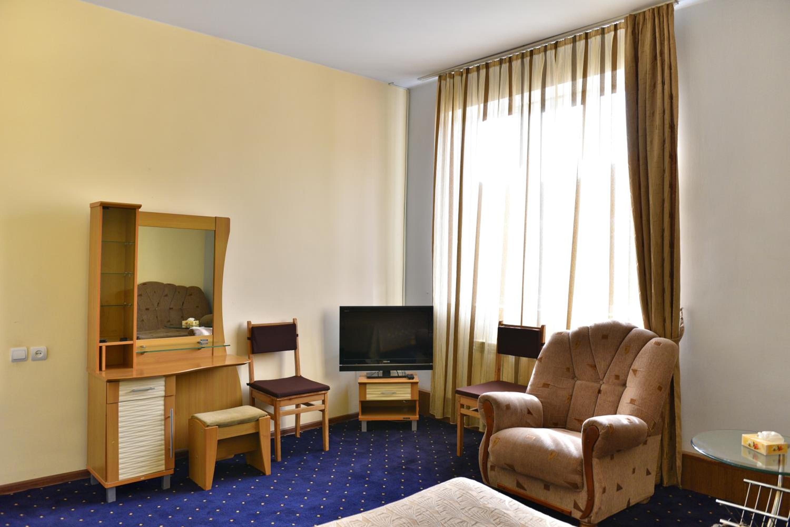 GreenWood Hotel