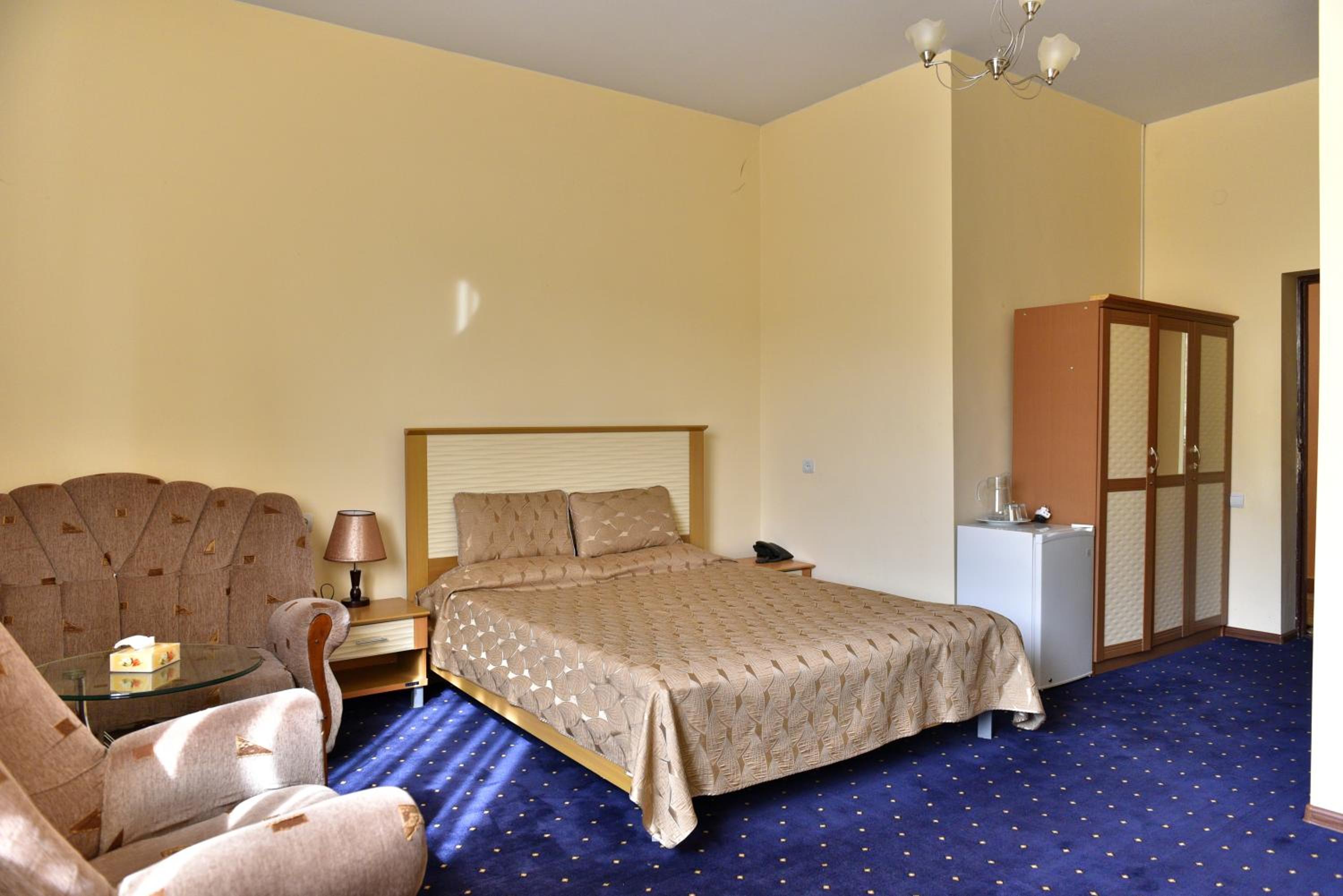 GreenWood Hotel