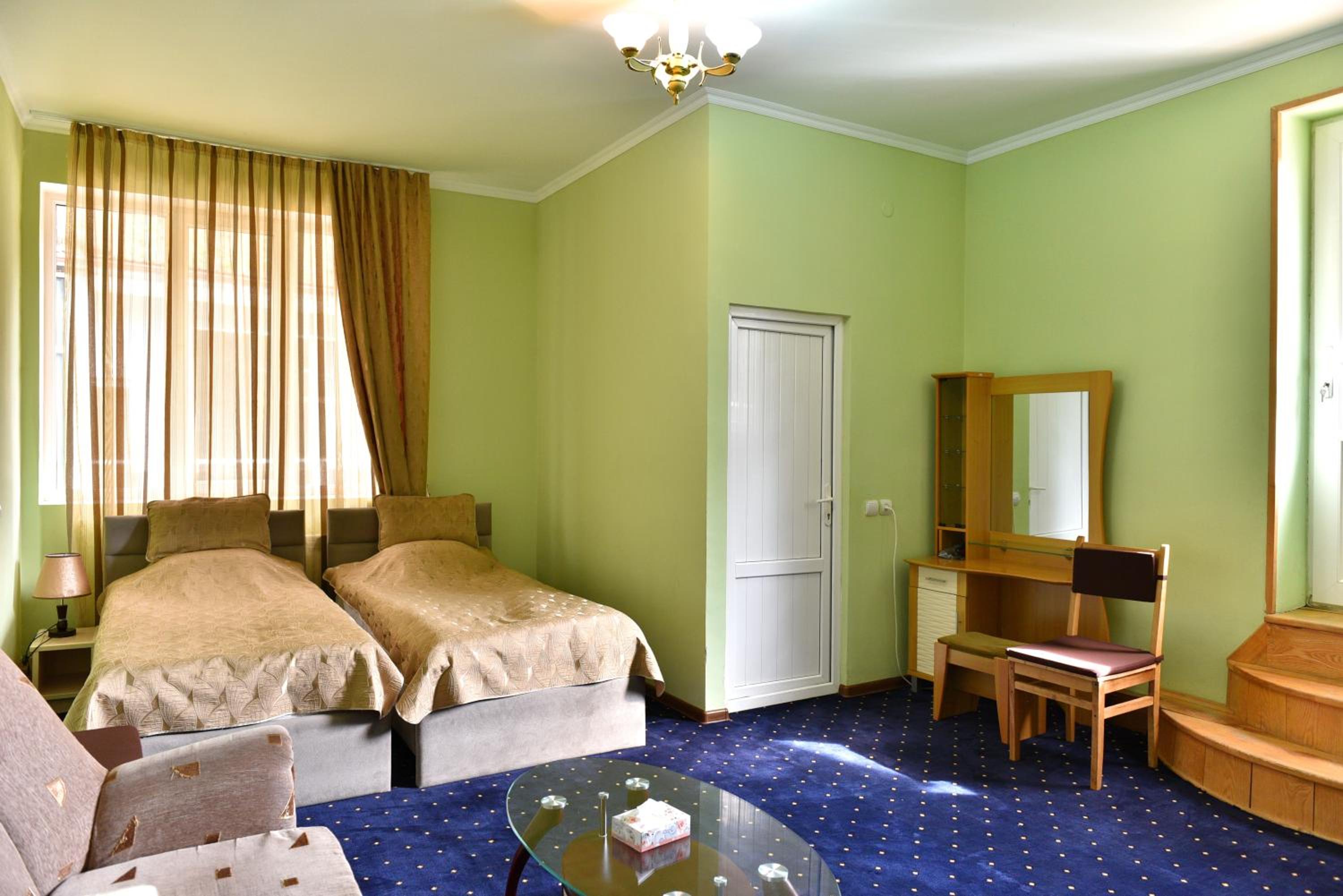 GreenWood Hotel