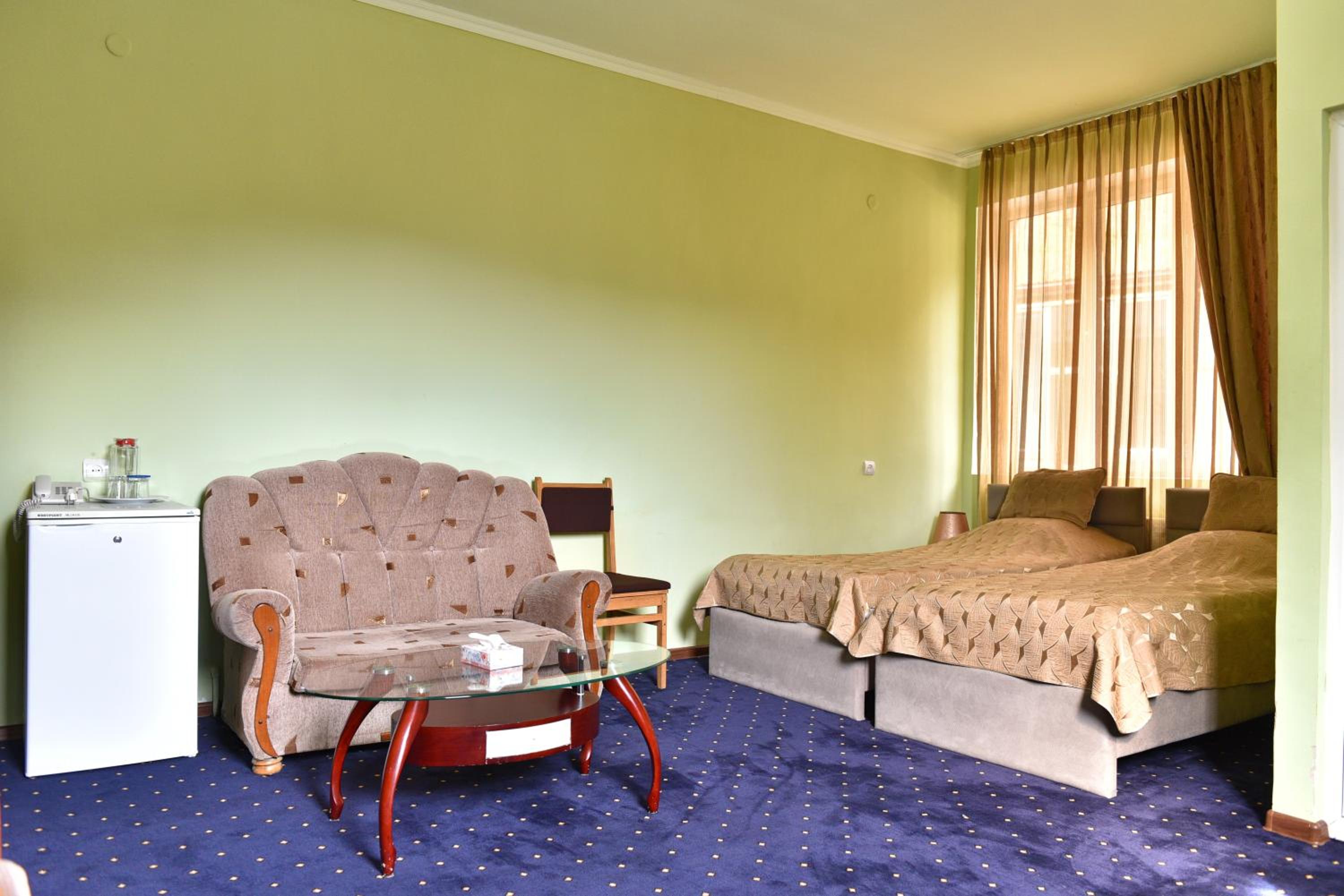 GreenWood Hotel