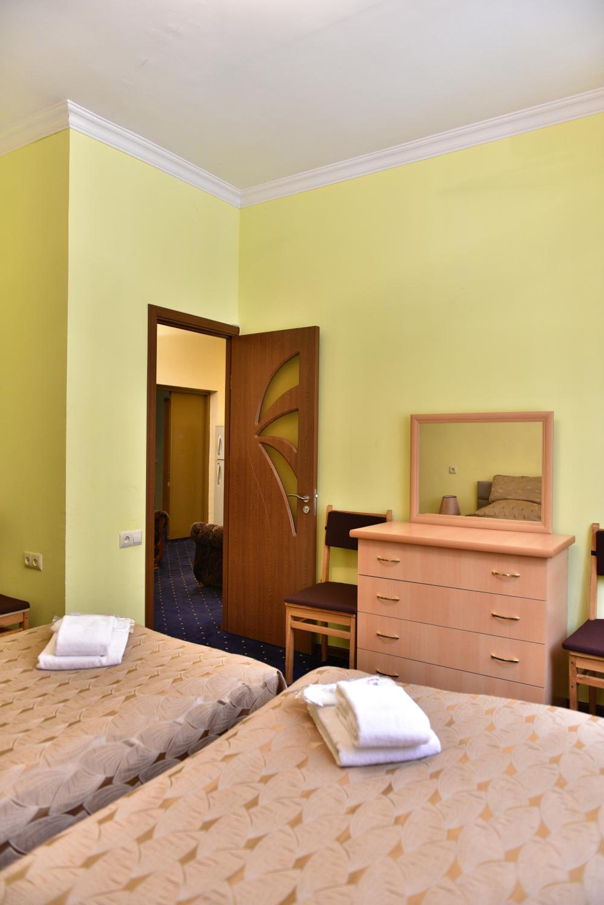 GreenWood Hotel
