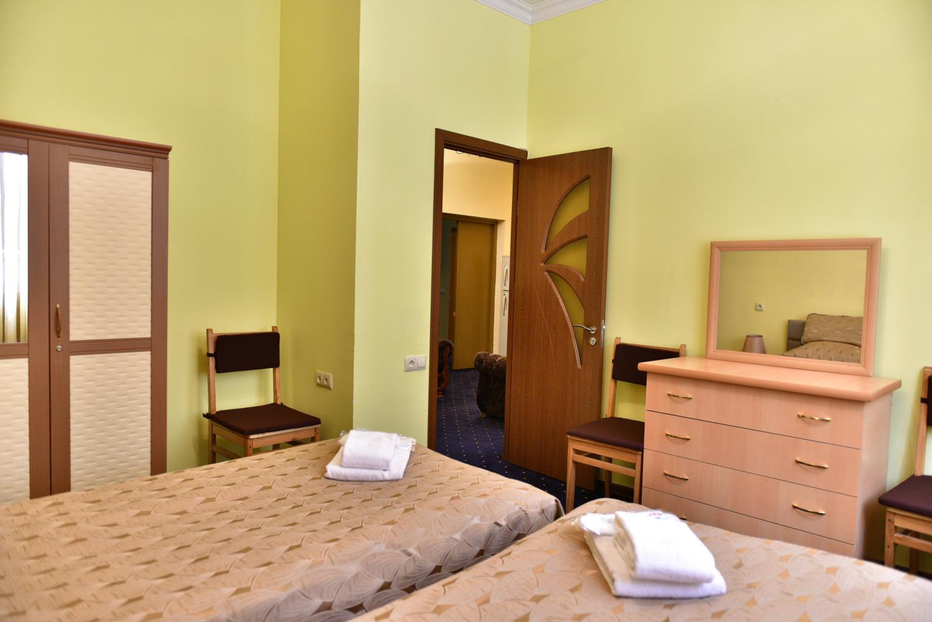 GreenWood Hotel