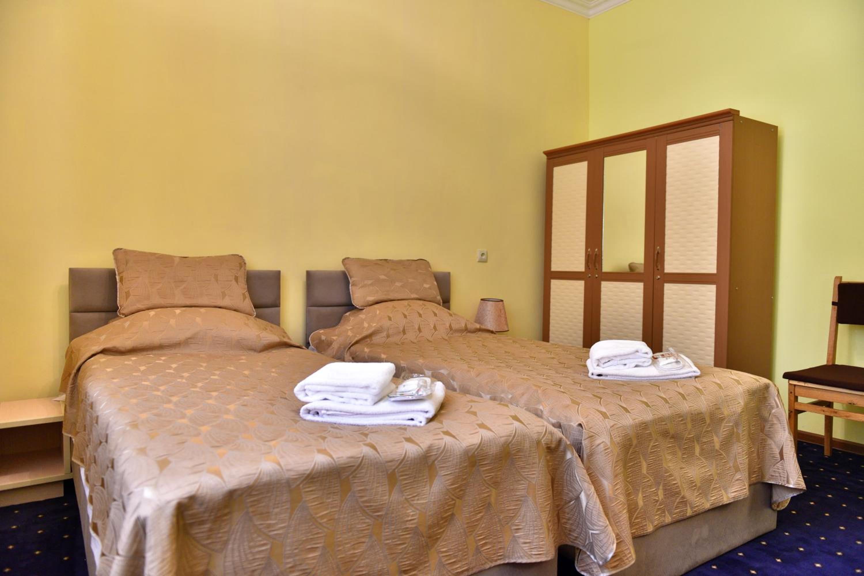 GreenWood Hotel