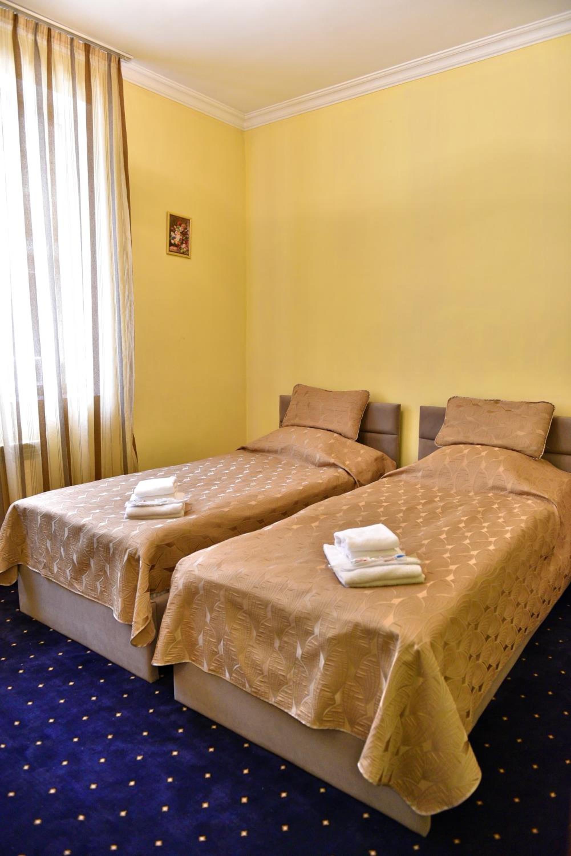 GreenWood Hotel