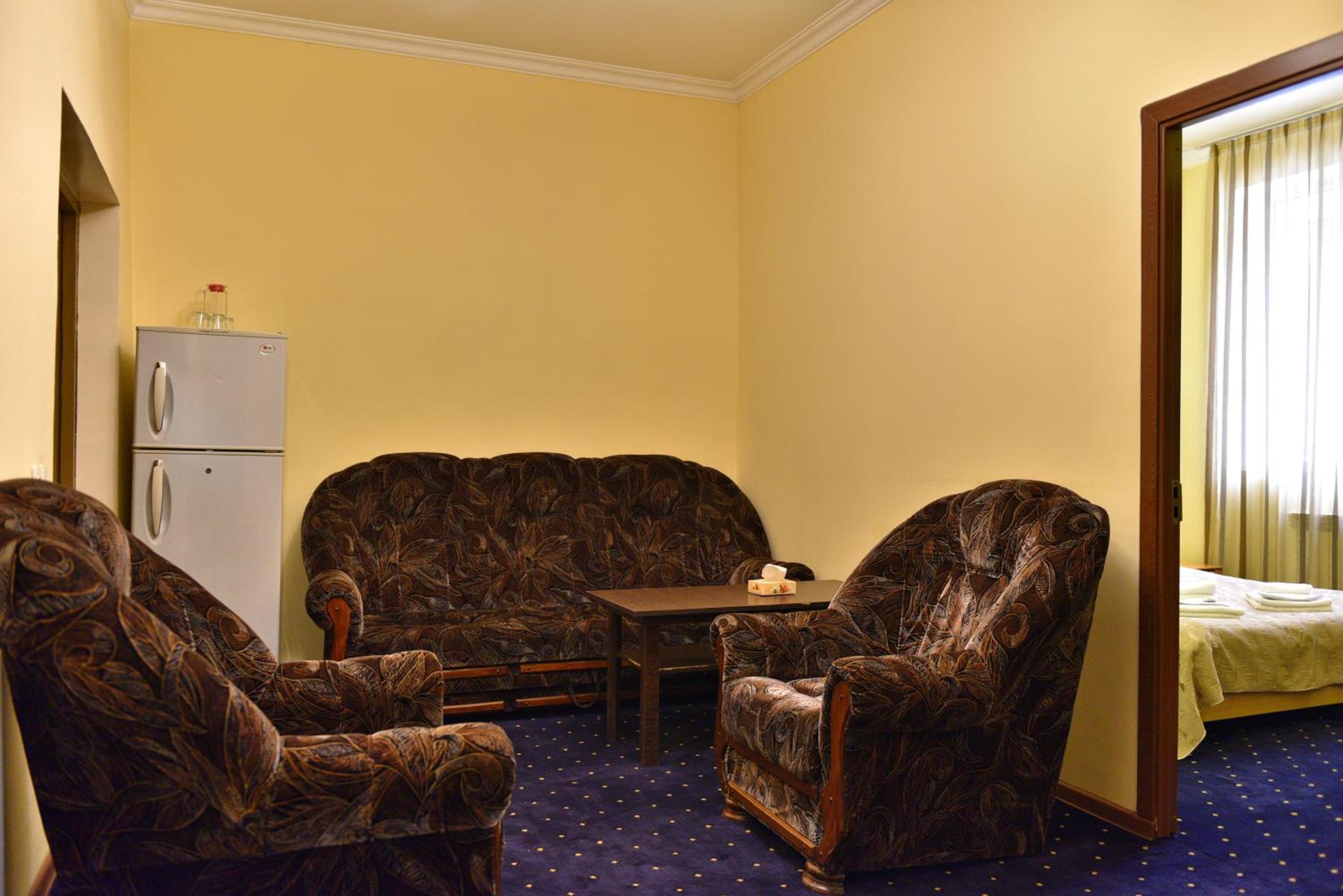 GreenWood Hotel