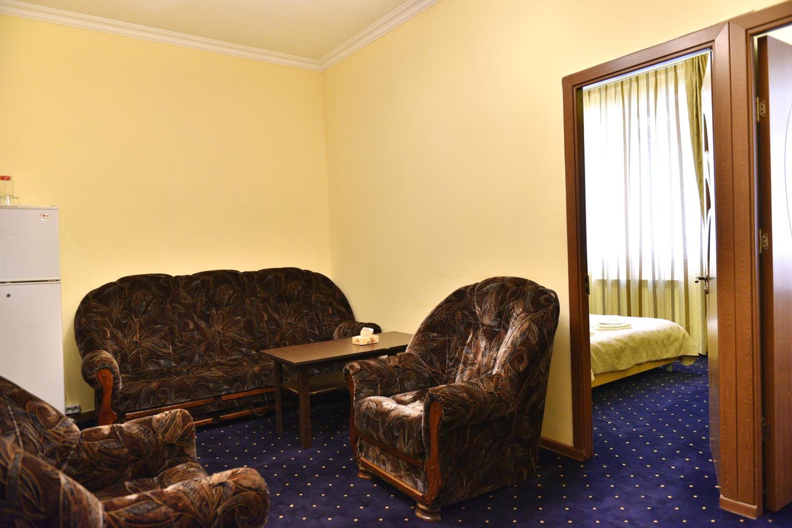 GreenWood Hotel