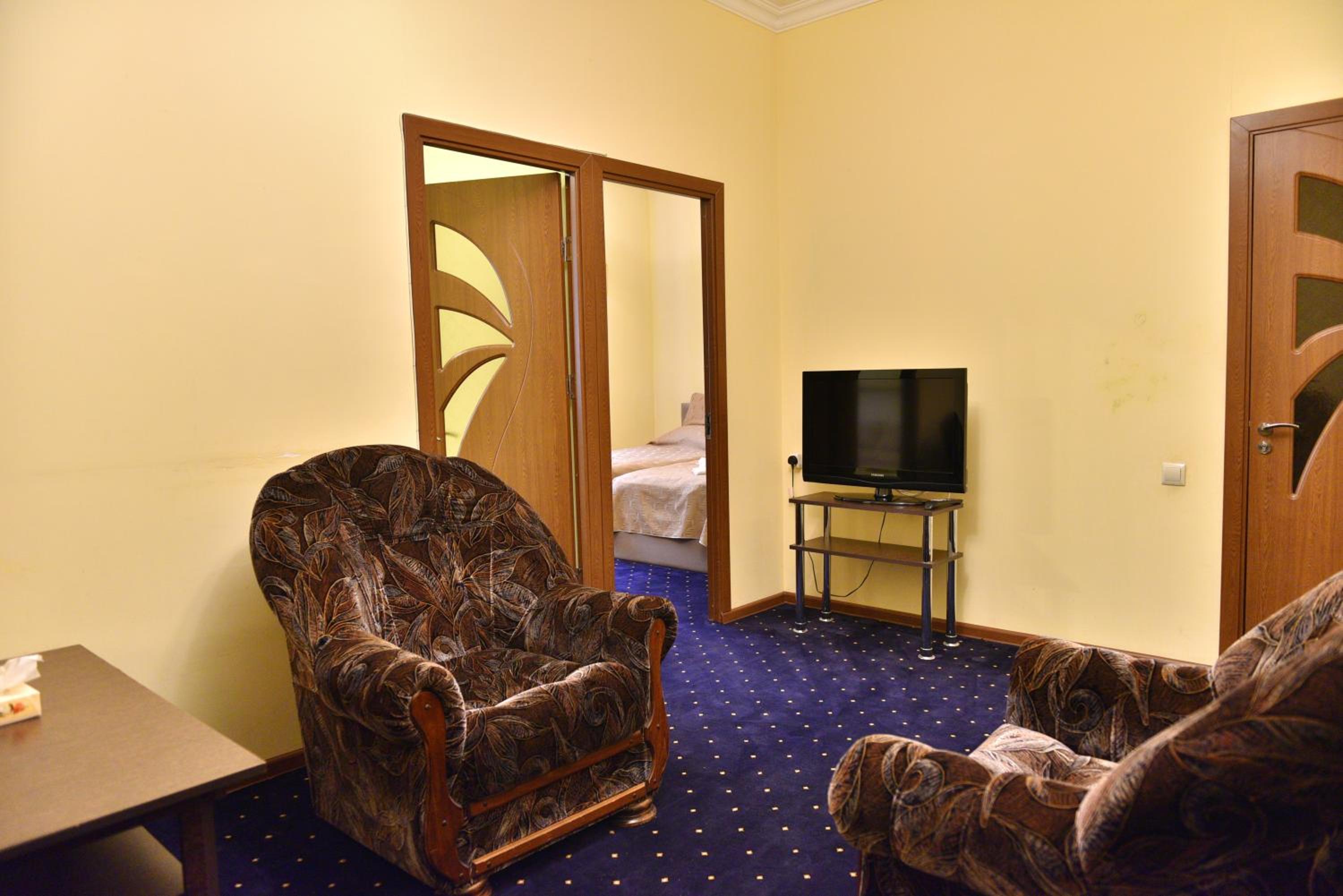 GreenWood Hotel