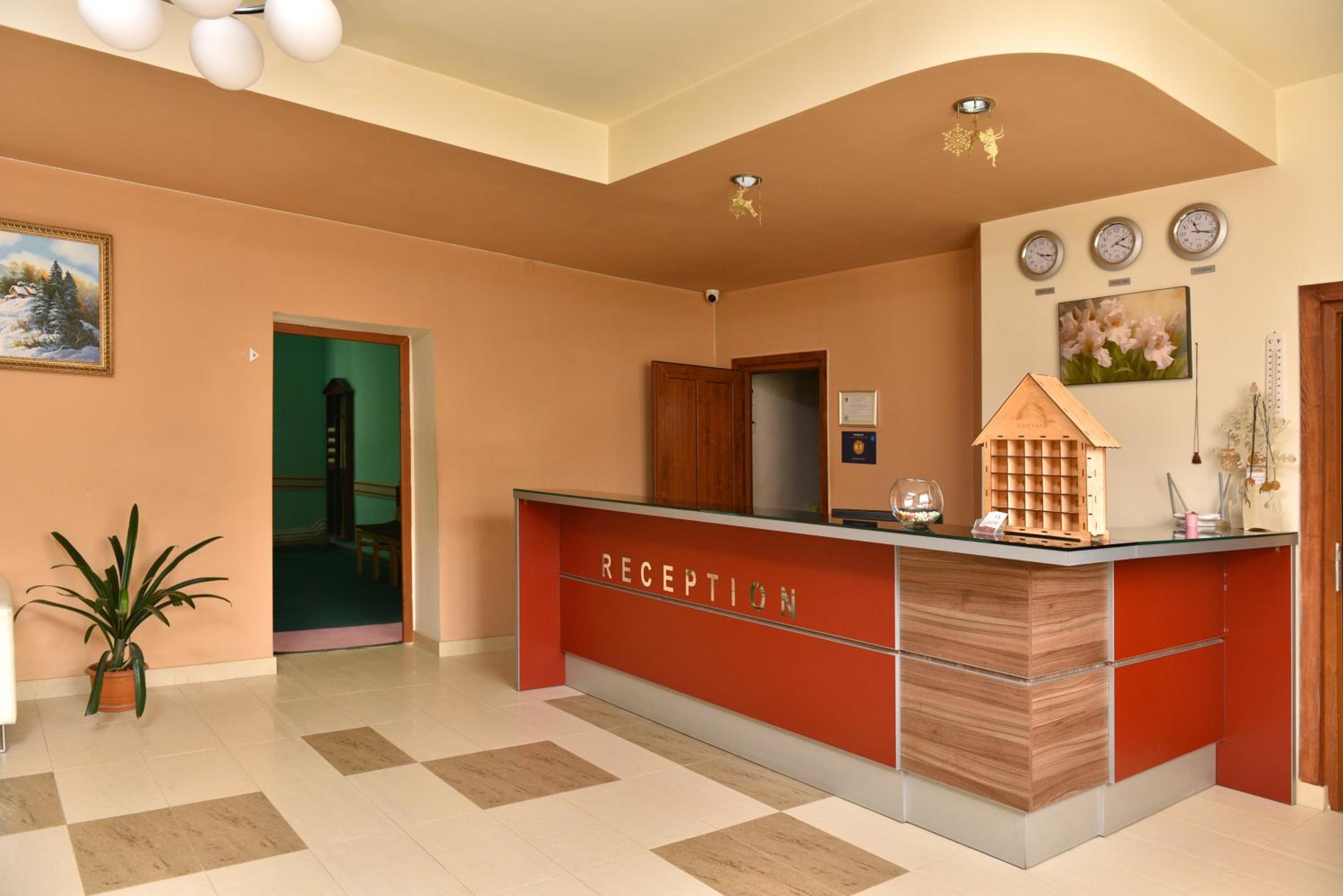 GreenWood Hotel
