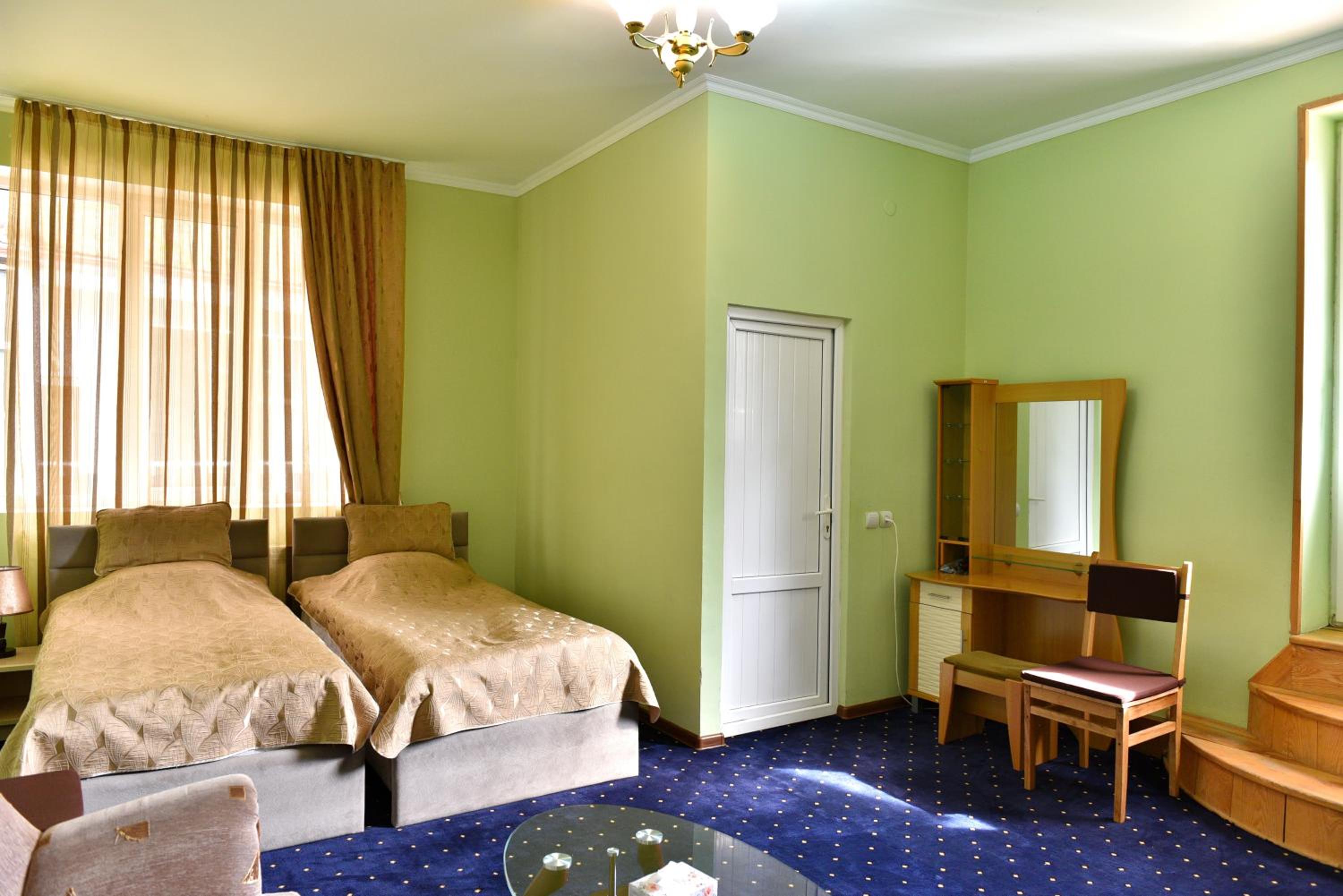 GreenWood Hotel