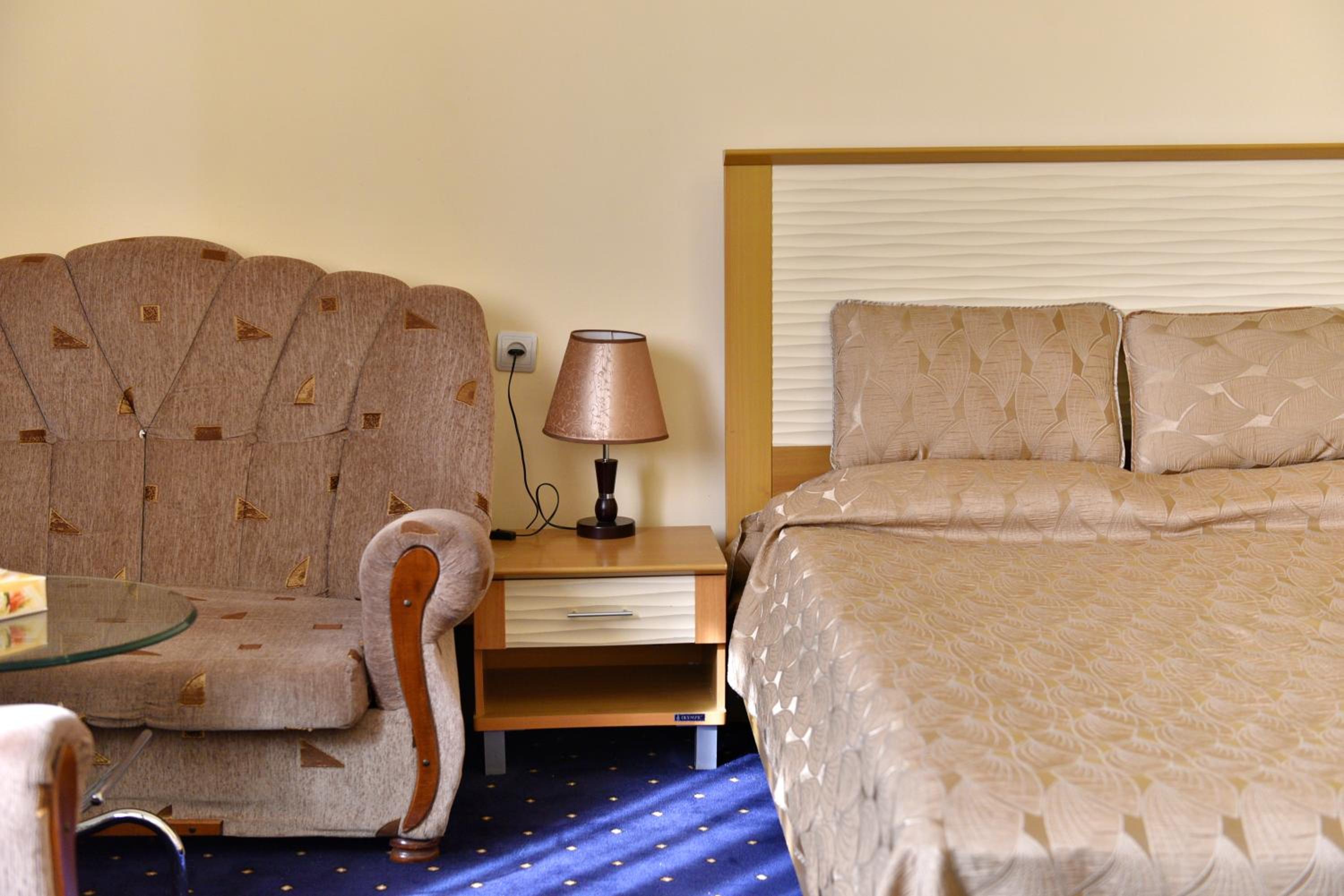 GreenWood Hotel