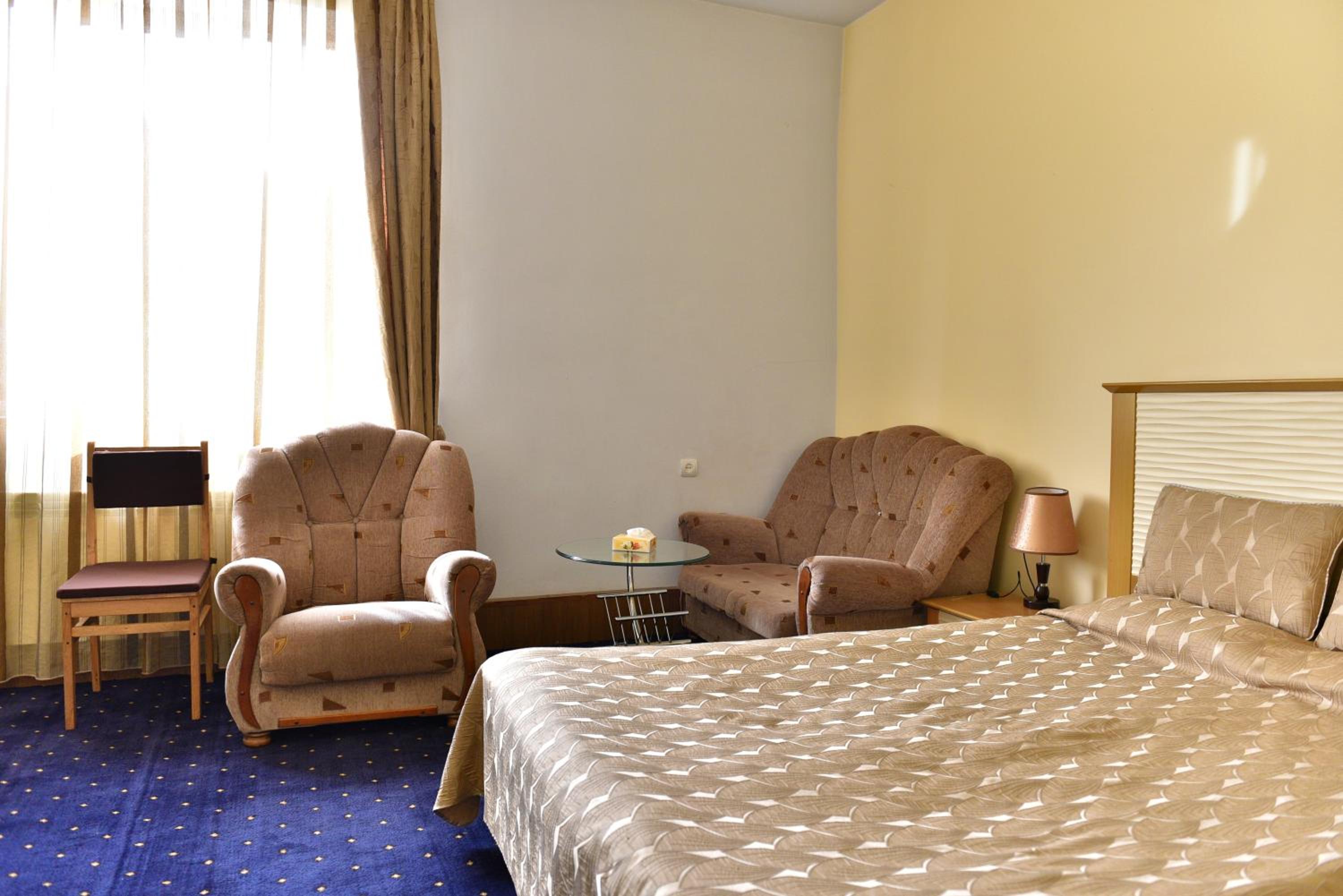 GreenWood Hotel