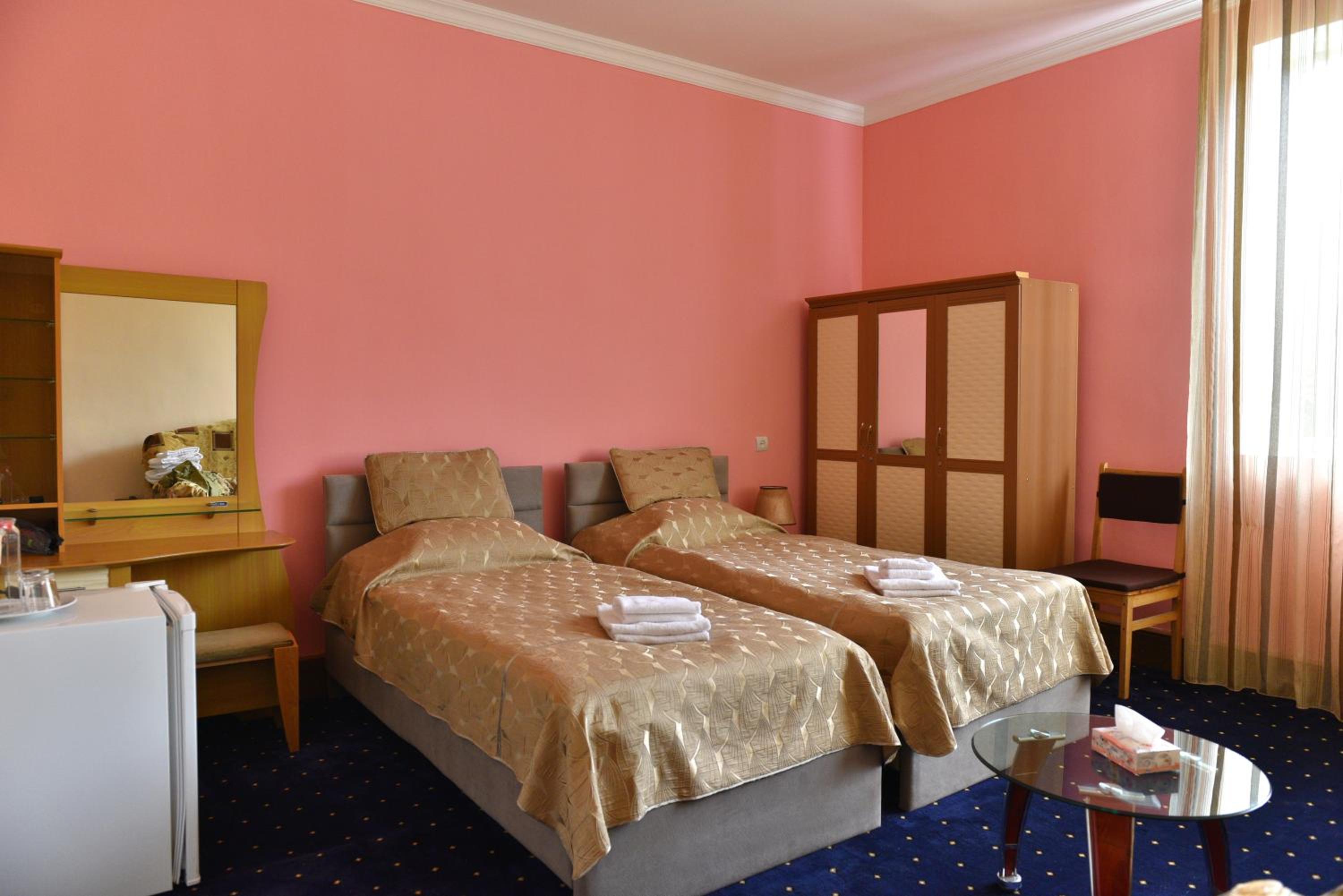 GreenWood Hotel