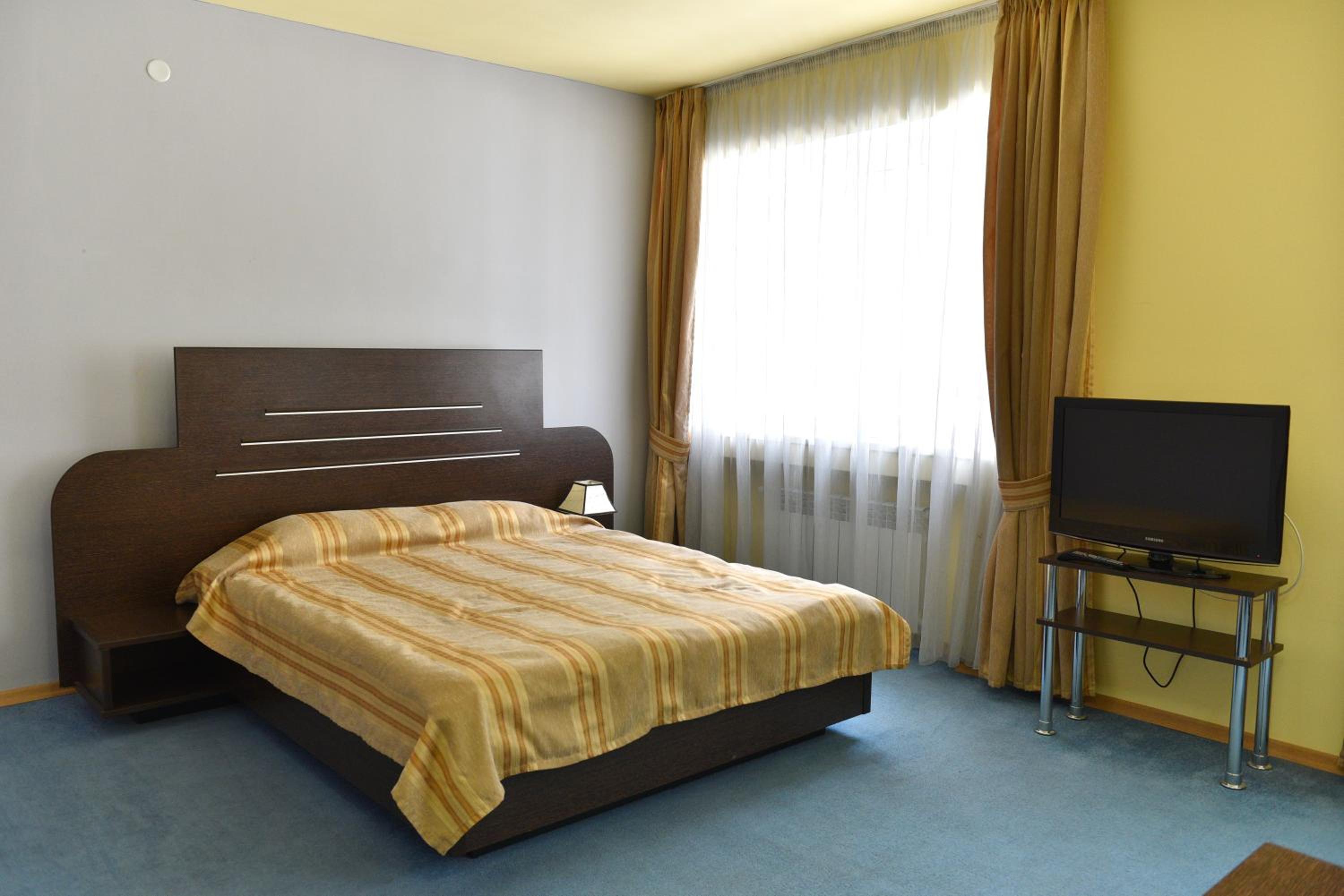 GreenWood Hotel