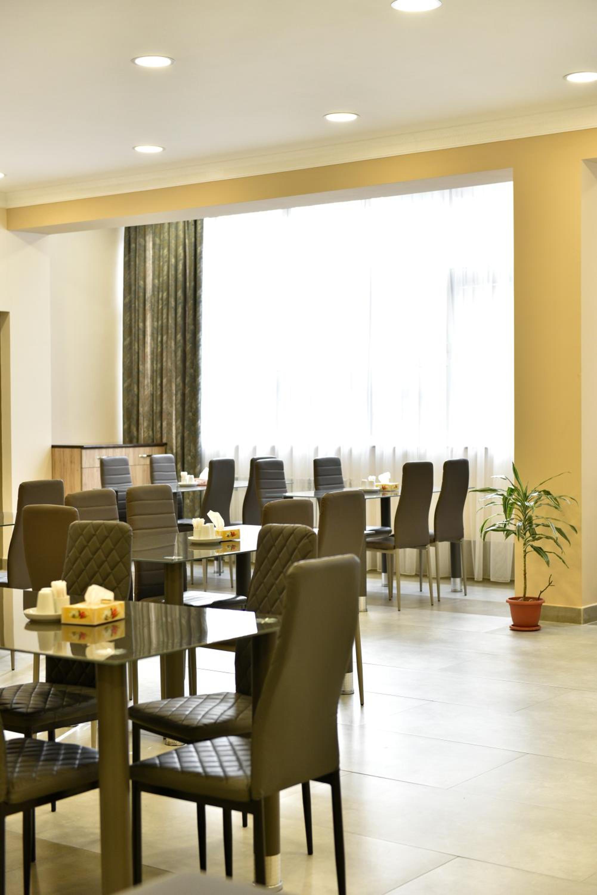 GreenWood Hotel