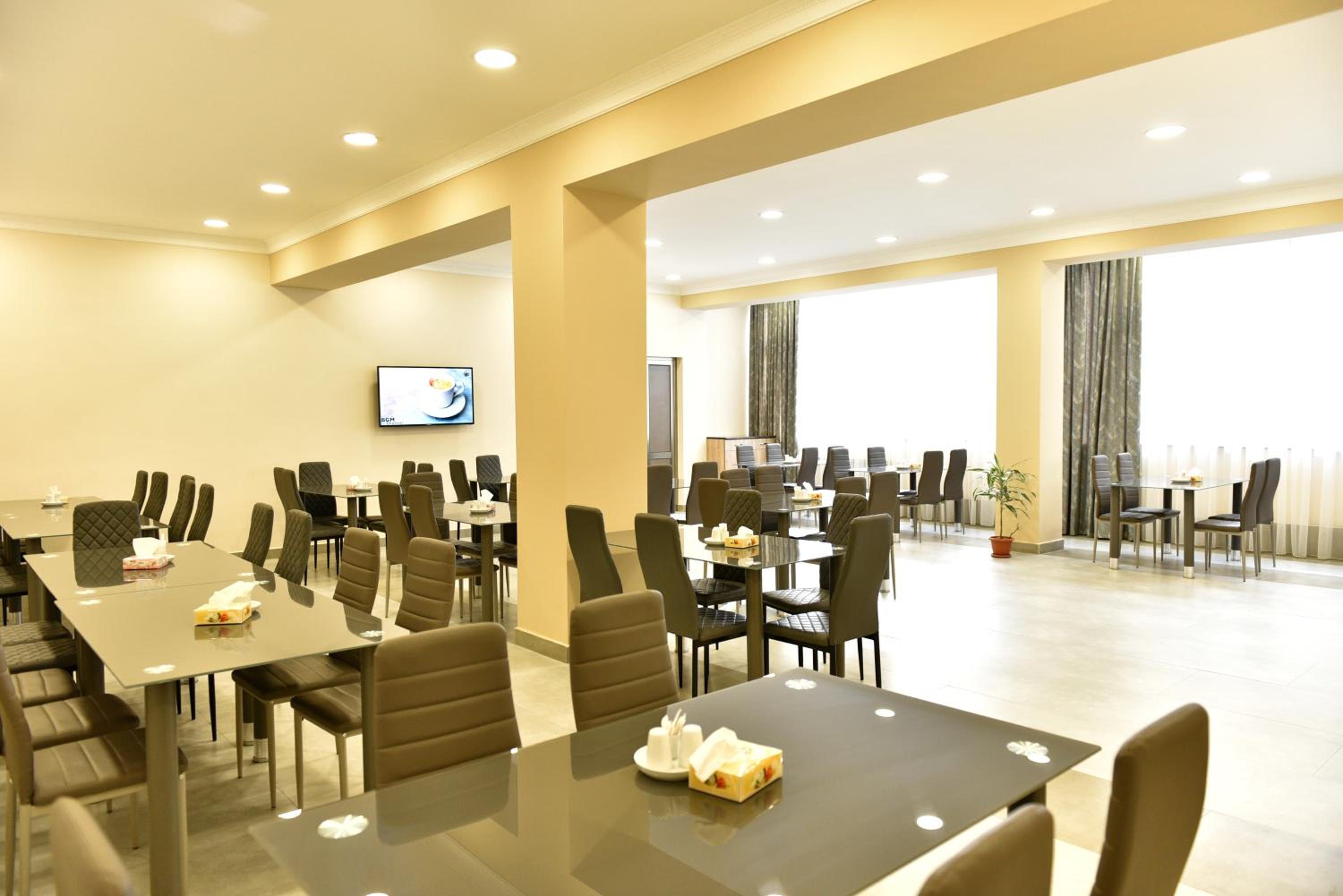GreenWood Hotel