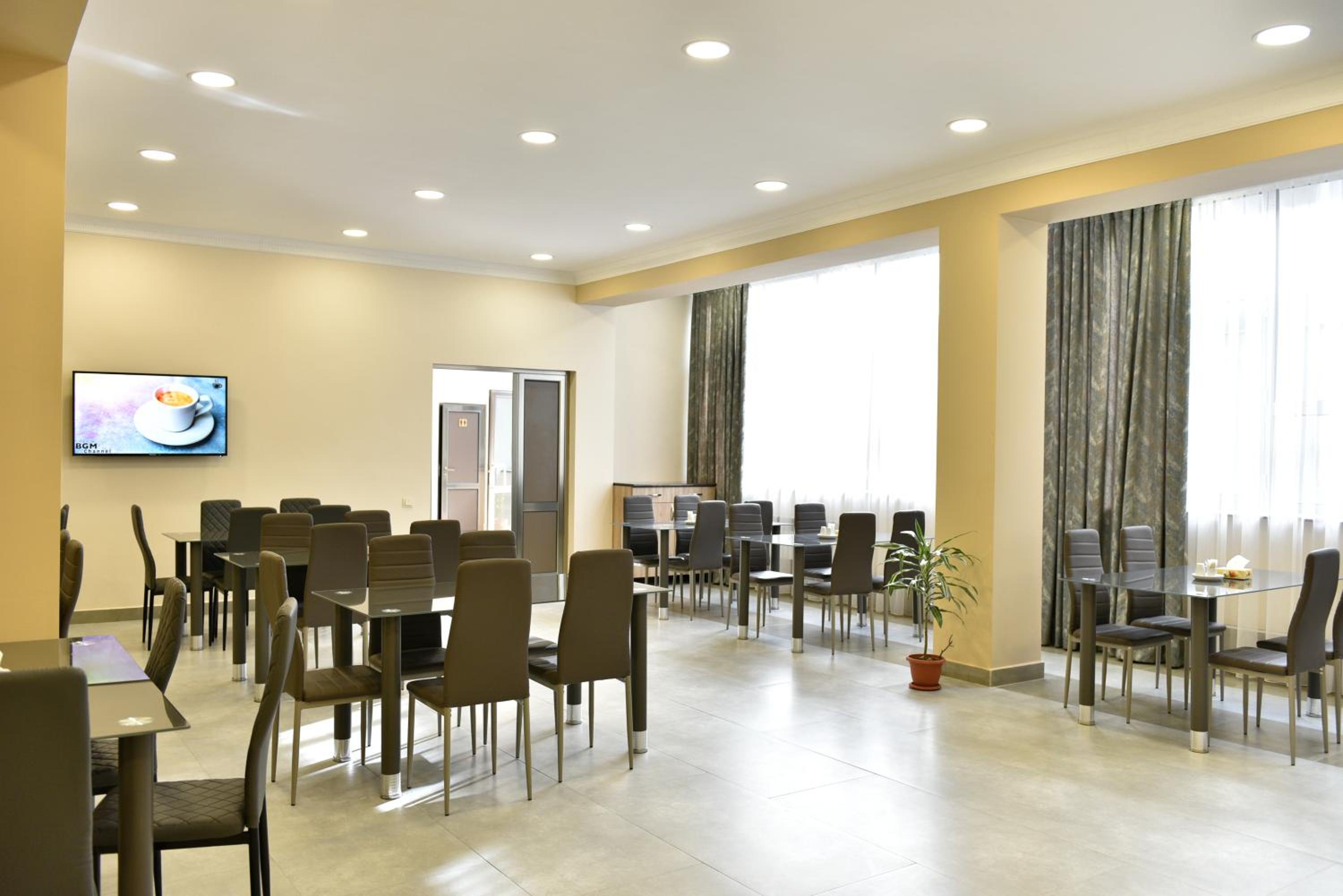 GreenWood Hotel